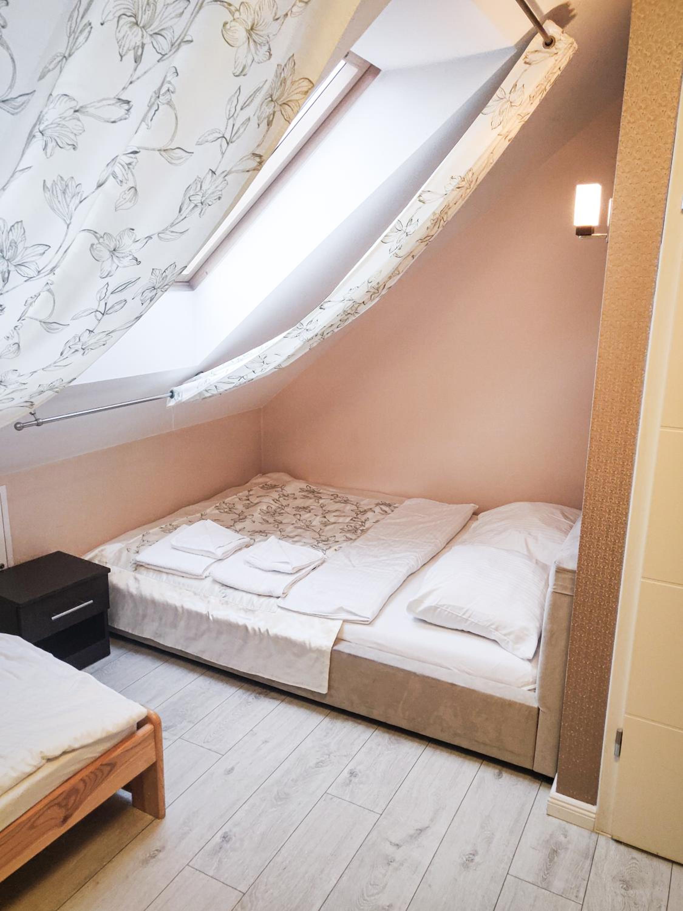 Deluxe Double Room (2 Adults + 1 Child) - Photo 1
