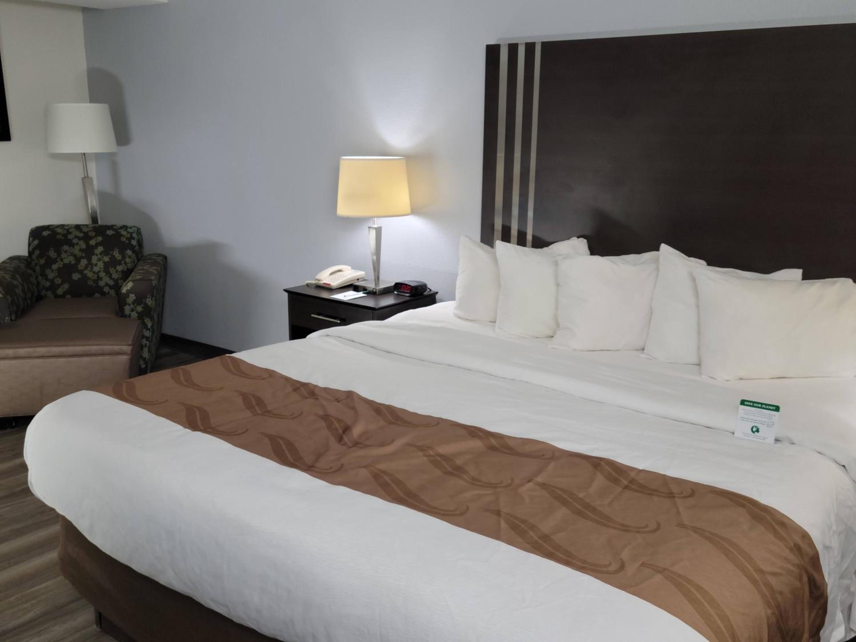 King Room - Non-Smoking - Photo 3