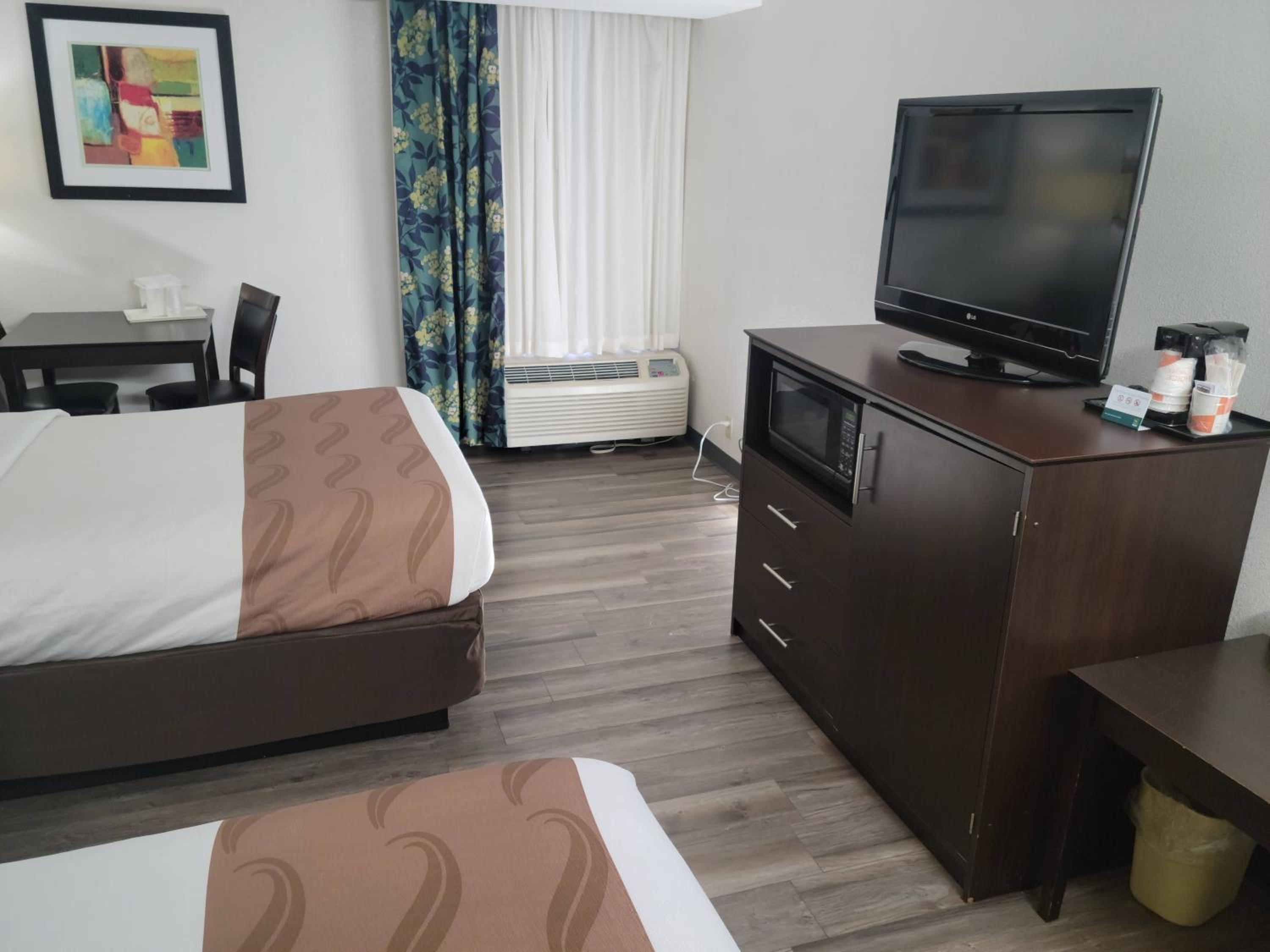 Double Room with Two Double Beds - Non-Smoking - Photo 2