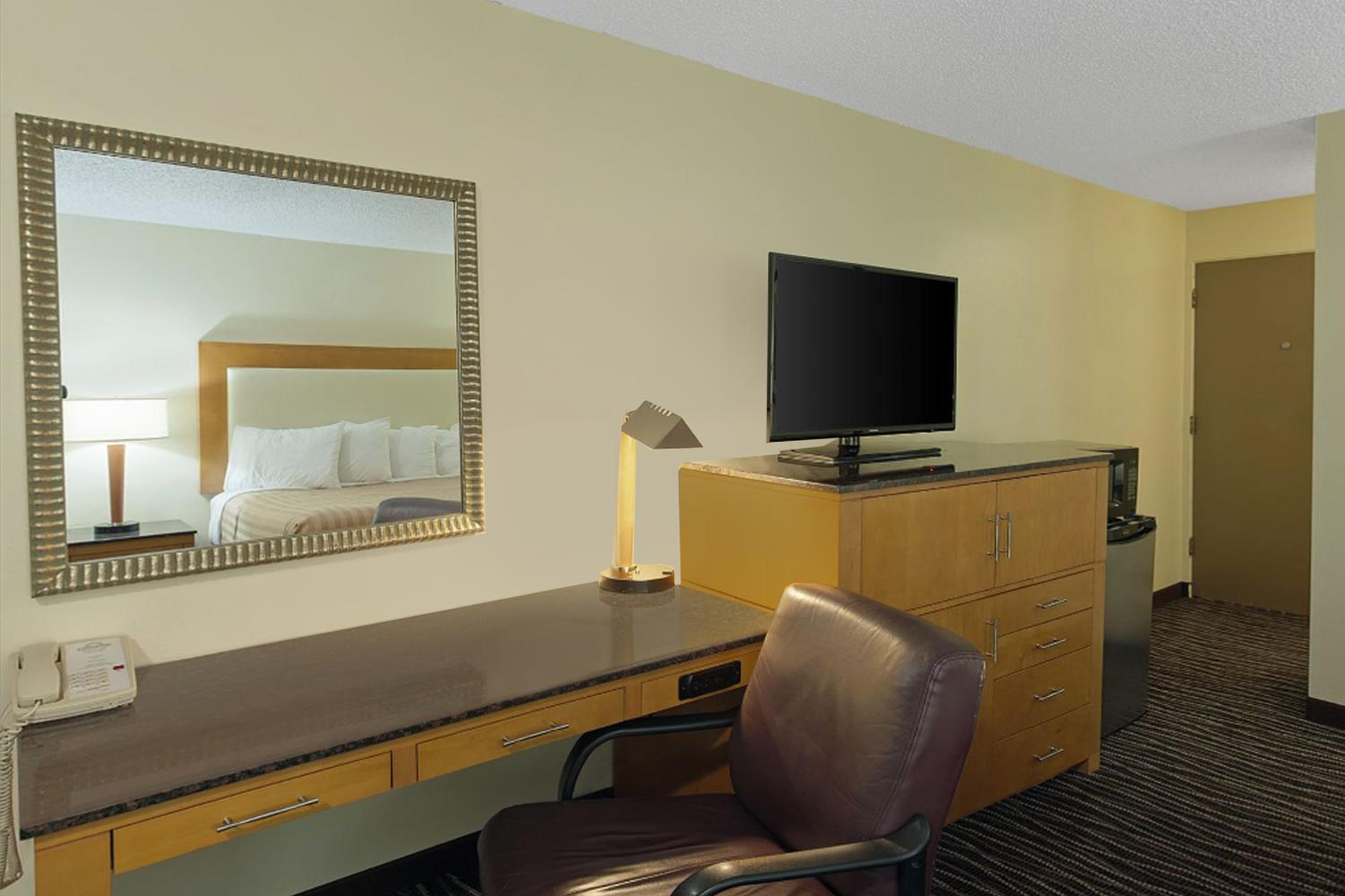Queen Room with Two Queen Beds and Bathtub with Grab Bars - Mobility Accessible/Non-Smoking - Photo 2