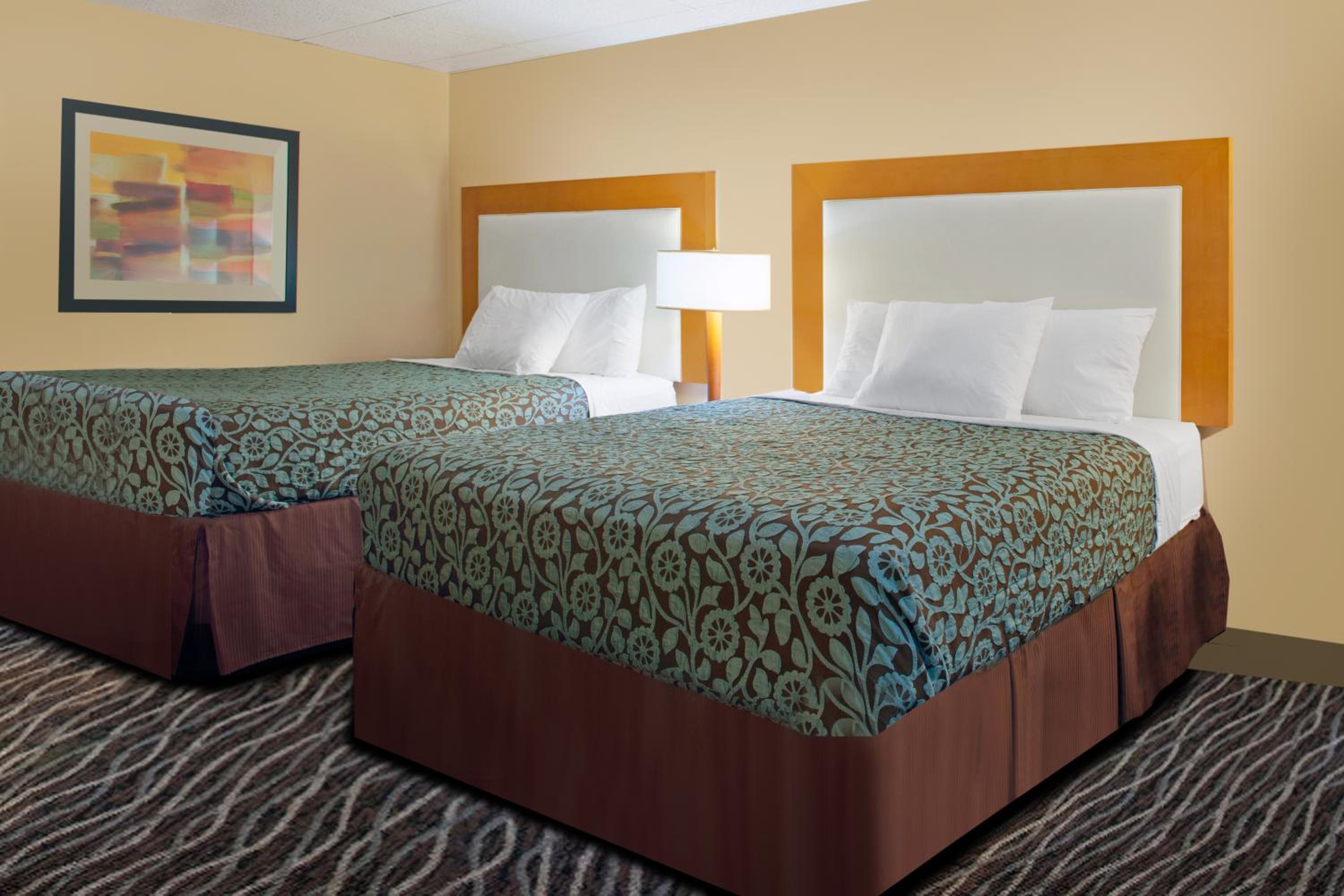 Queen Room with Two Queen Beds and Bathtub with Grab Bars - Mobility Accessible/Non-Smoking - Photo 6