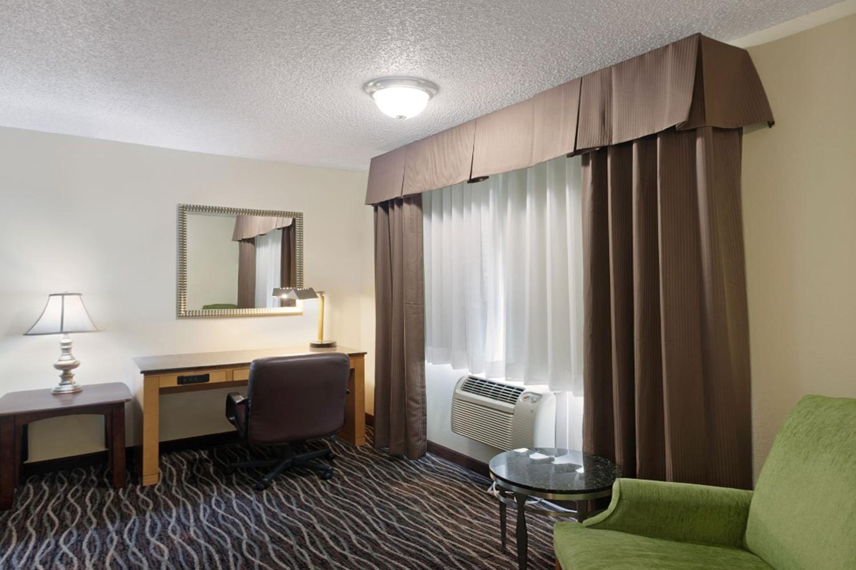 Queen Room with Two Queen Beds and Bathtub with Grab Bars - Mobility Accessible/Non-Smoking - Photo 3