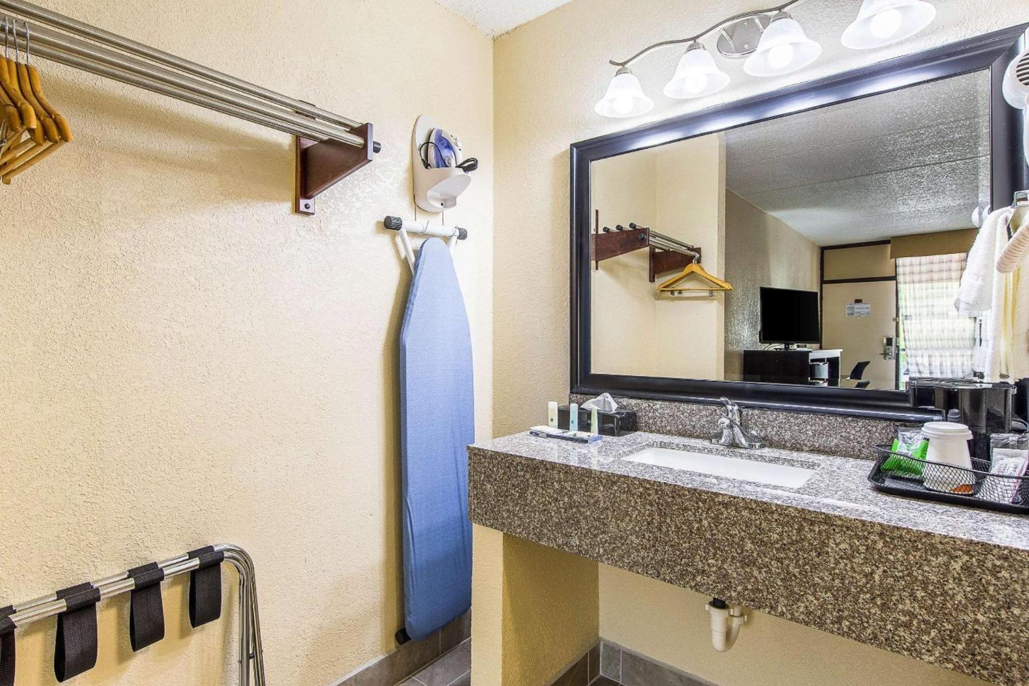 King Room - Accessible/Non-Smoking - Photo 2