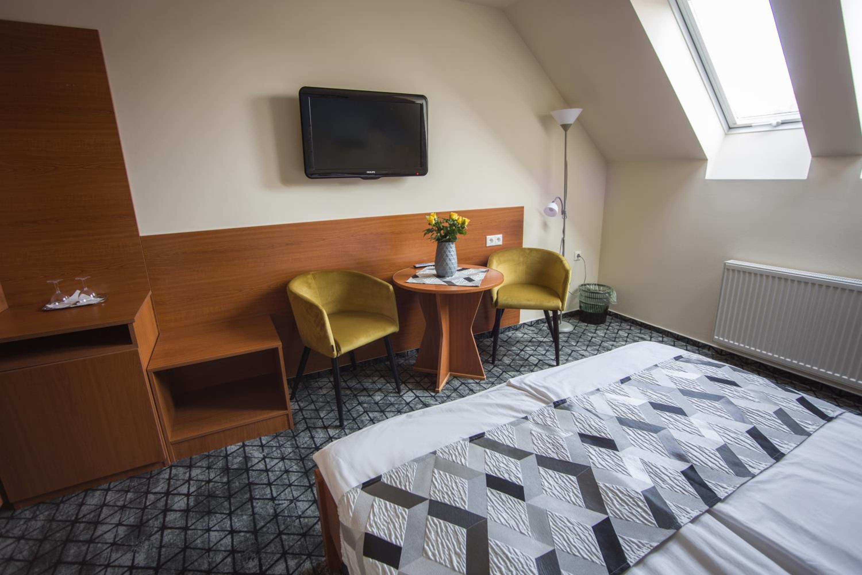 Double or Twin Room with Extra Bed - Photo 4