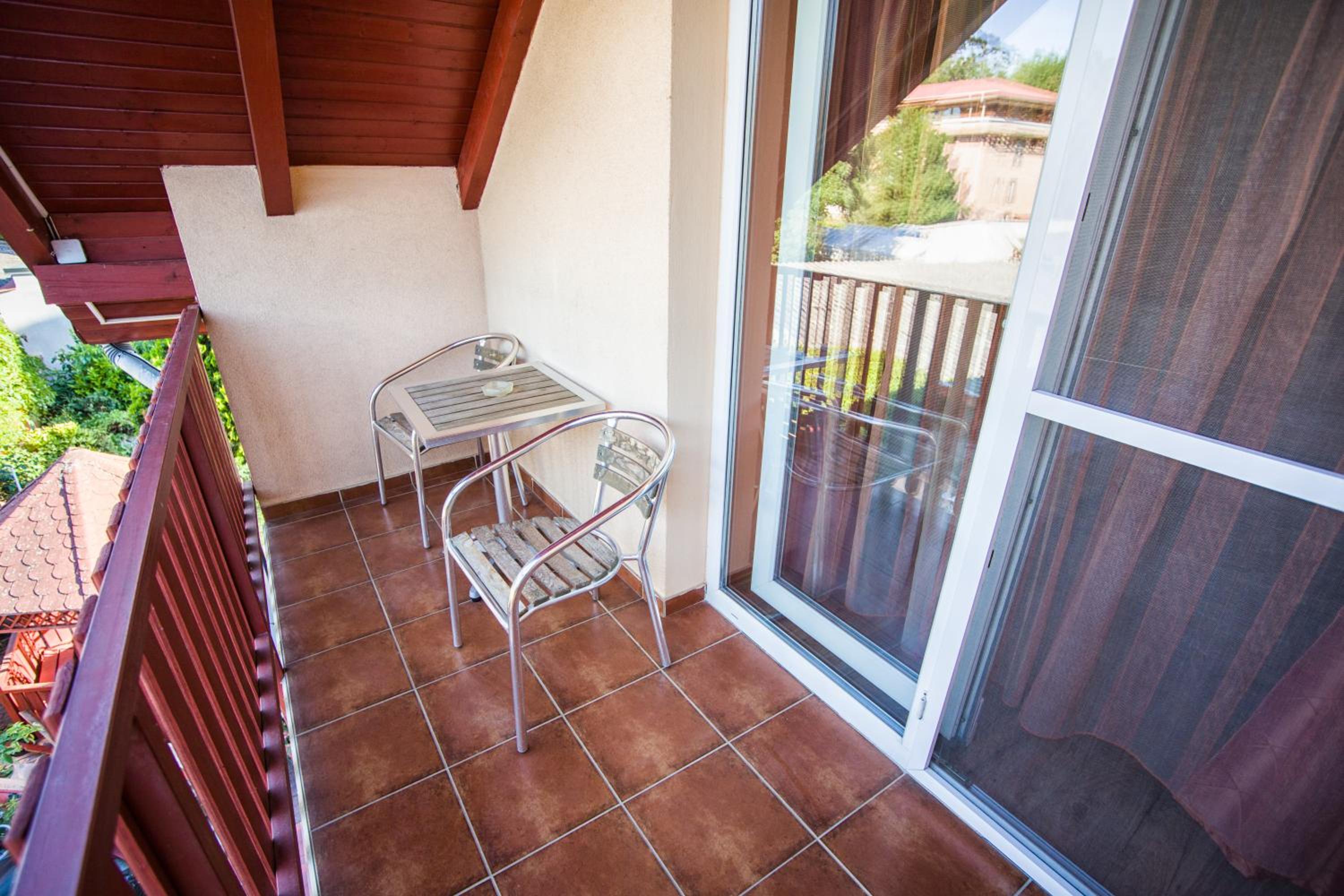 Apartment with Balcony - Photo 7