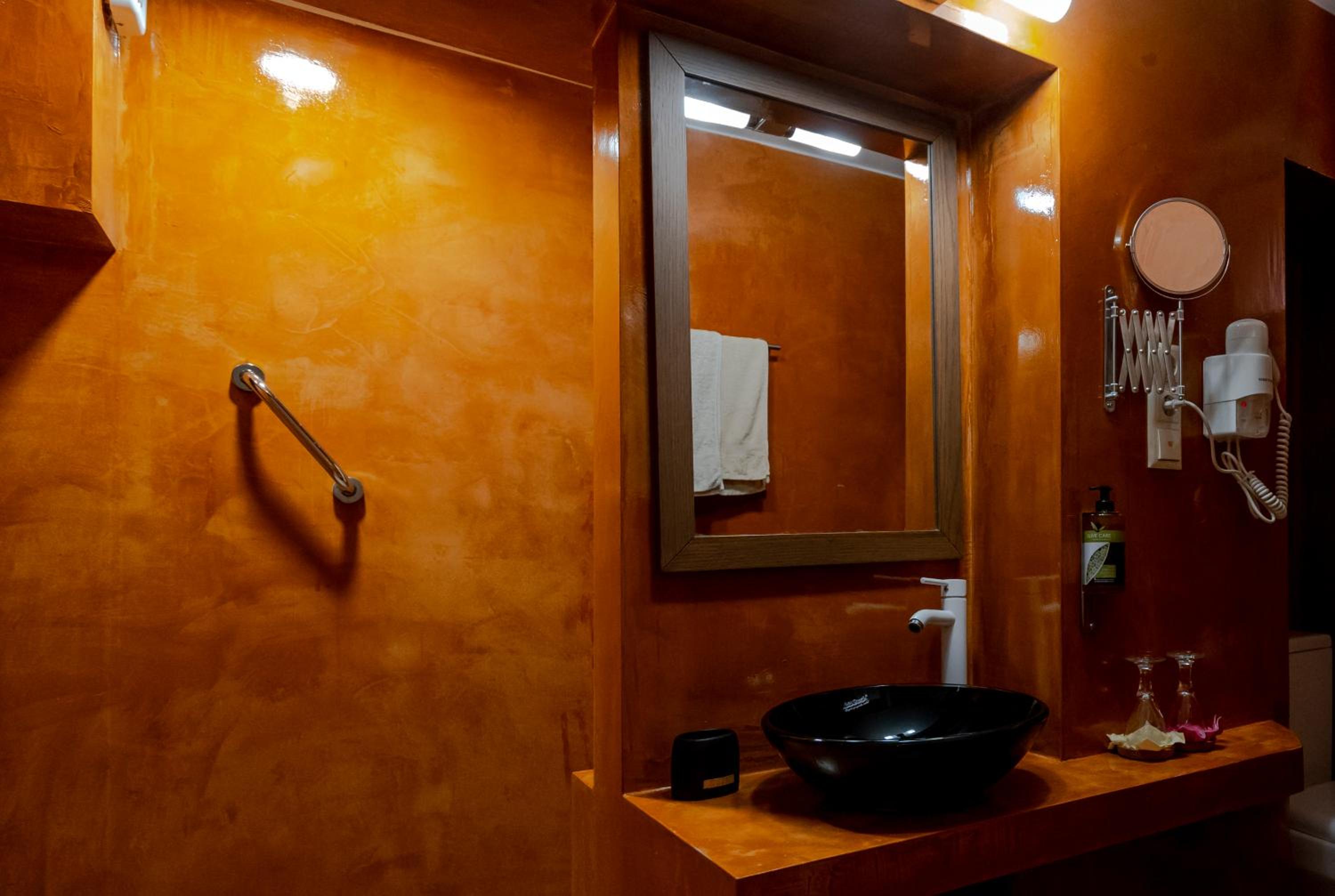 Double Room with Balcony - Photo 8