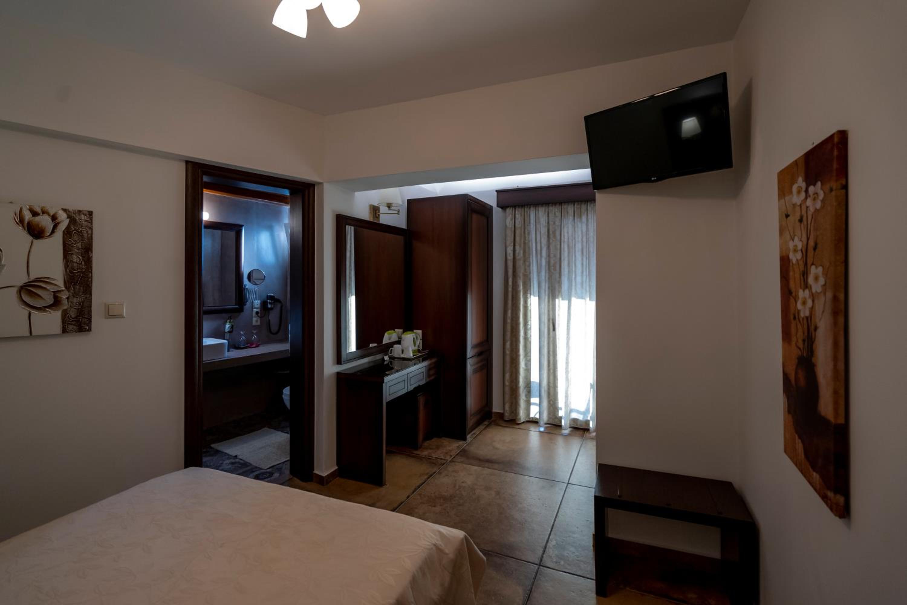 Double Room with Balcony - Photo 6