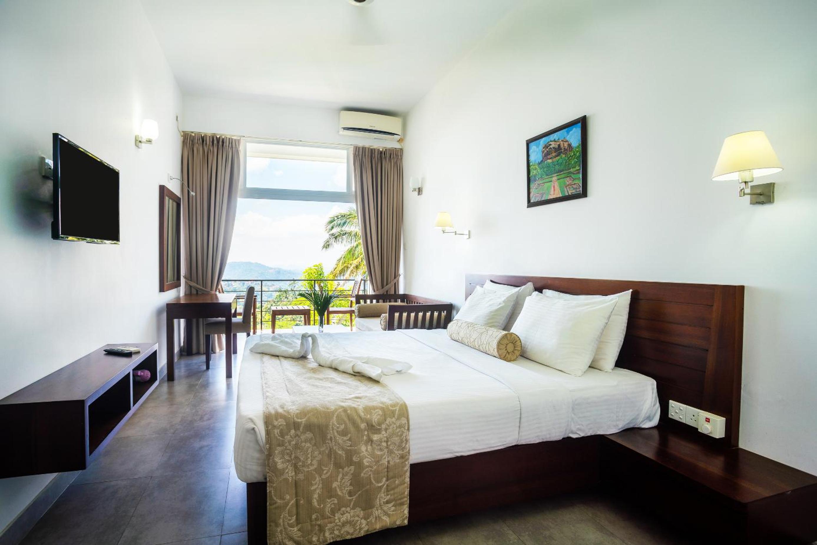 Deluxe Double Room with Balcony photo 1