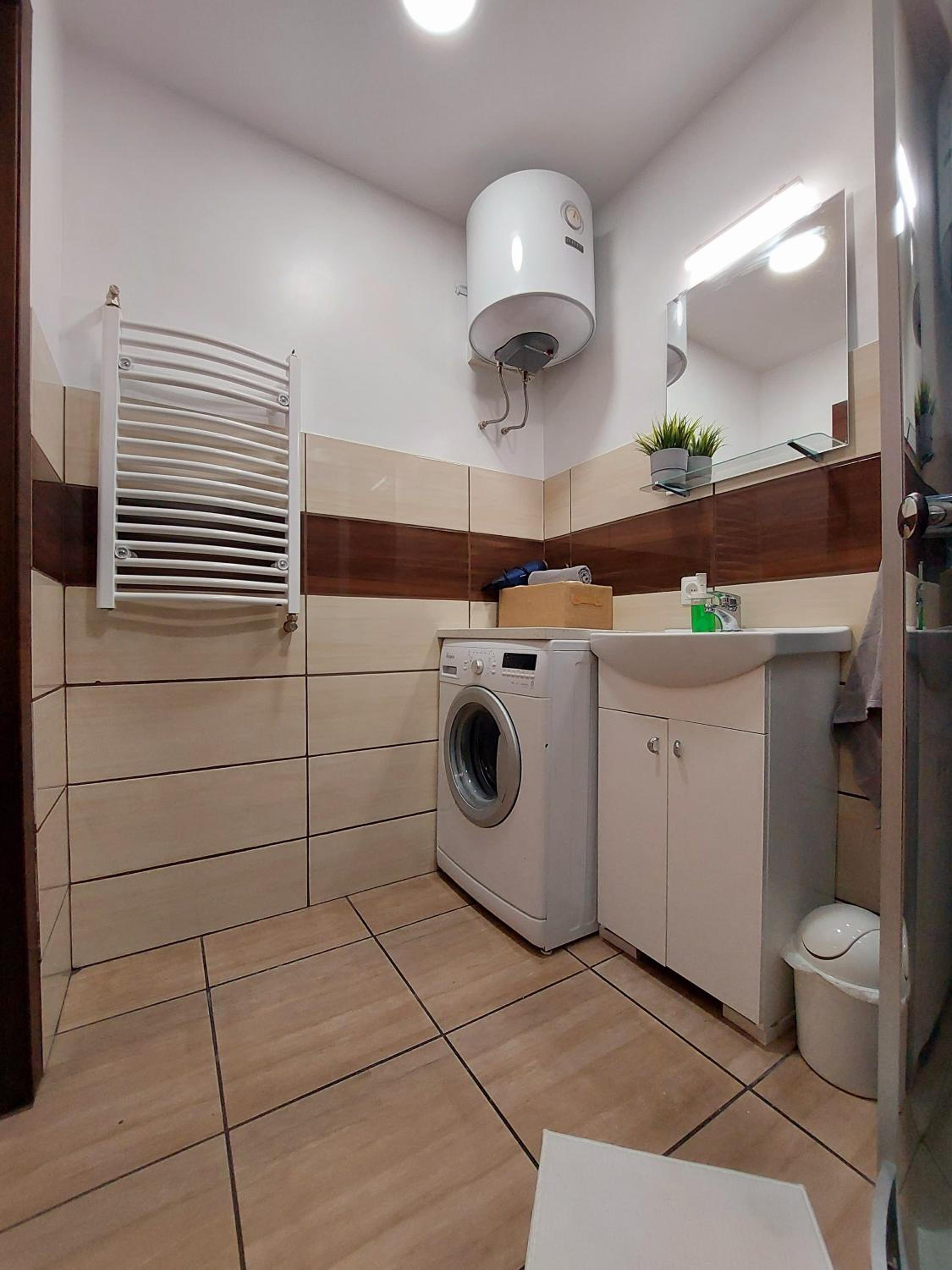 One-Bedroom Apartment - Photo 2