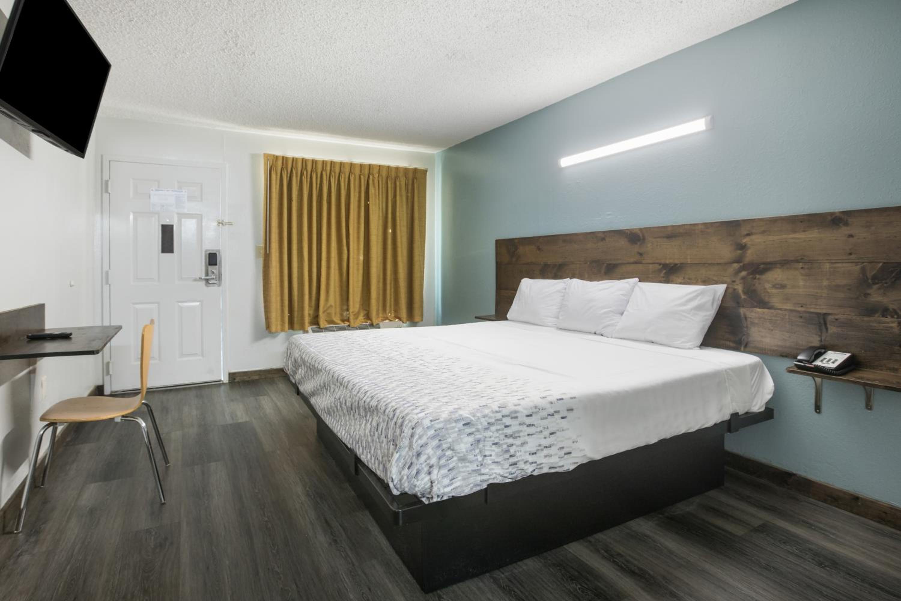1 King Bed Non Smoking - Photo 2