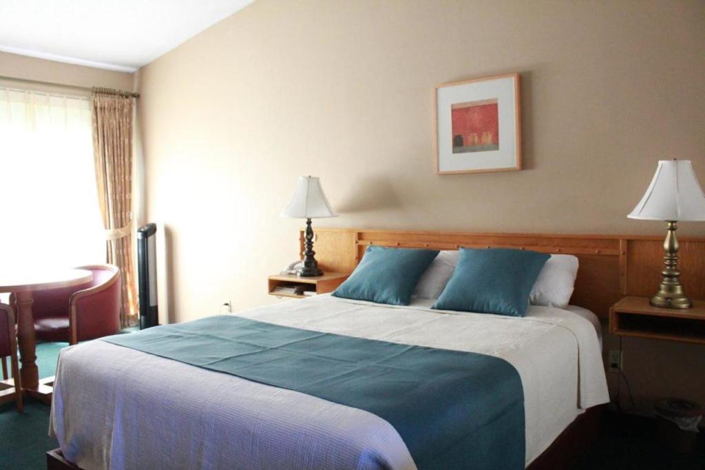 Classic Queen Room with Kitchenette - newly renovated photo 3