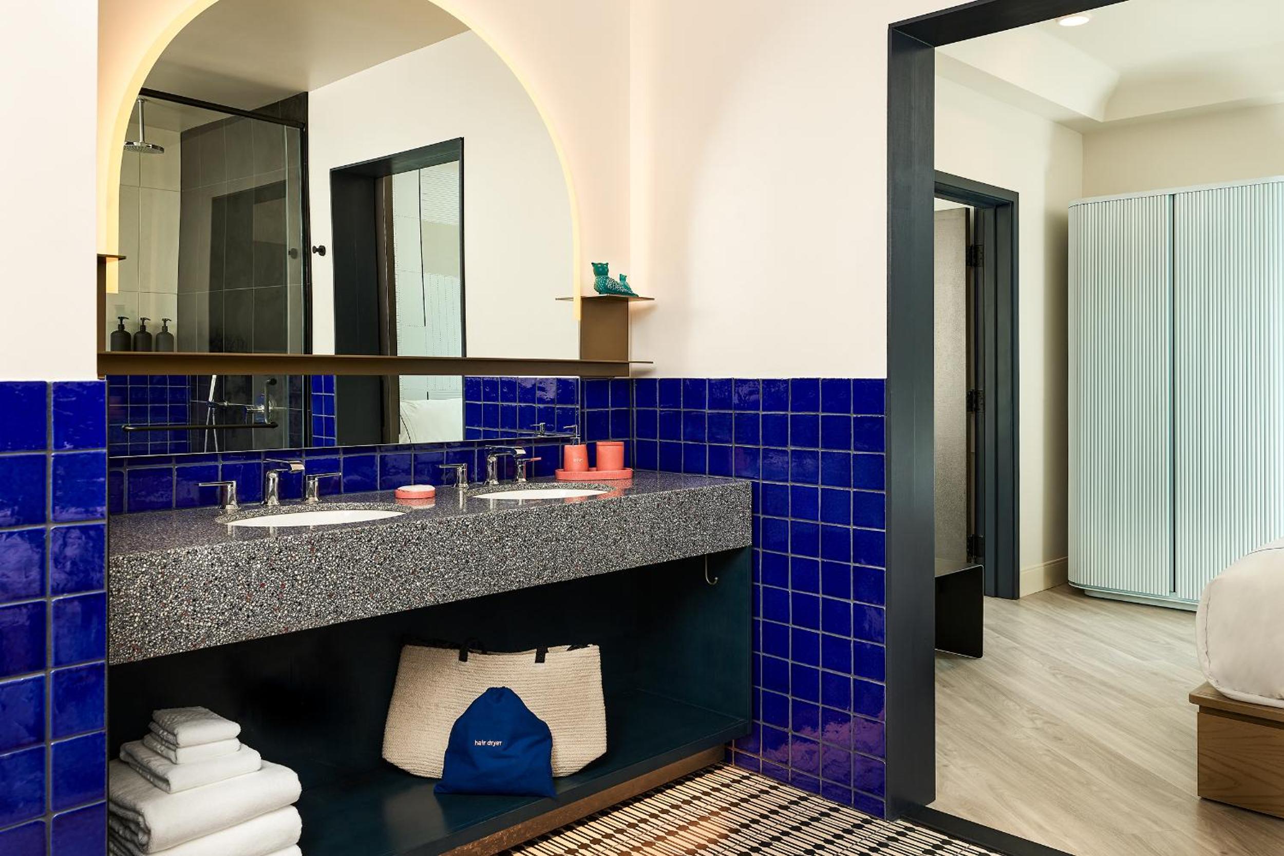 Corner Suite - Photo 4