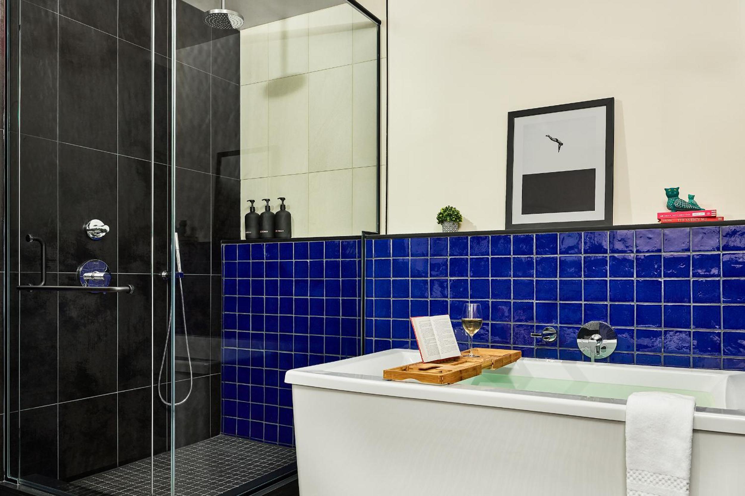 Corner Suite - Photo 5