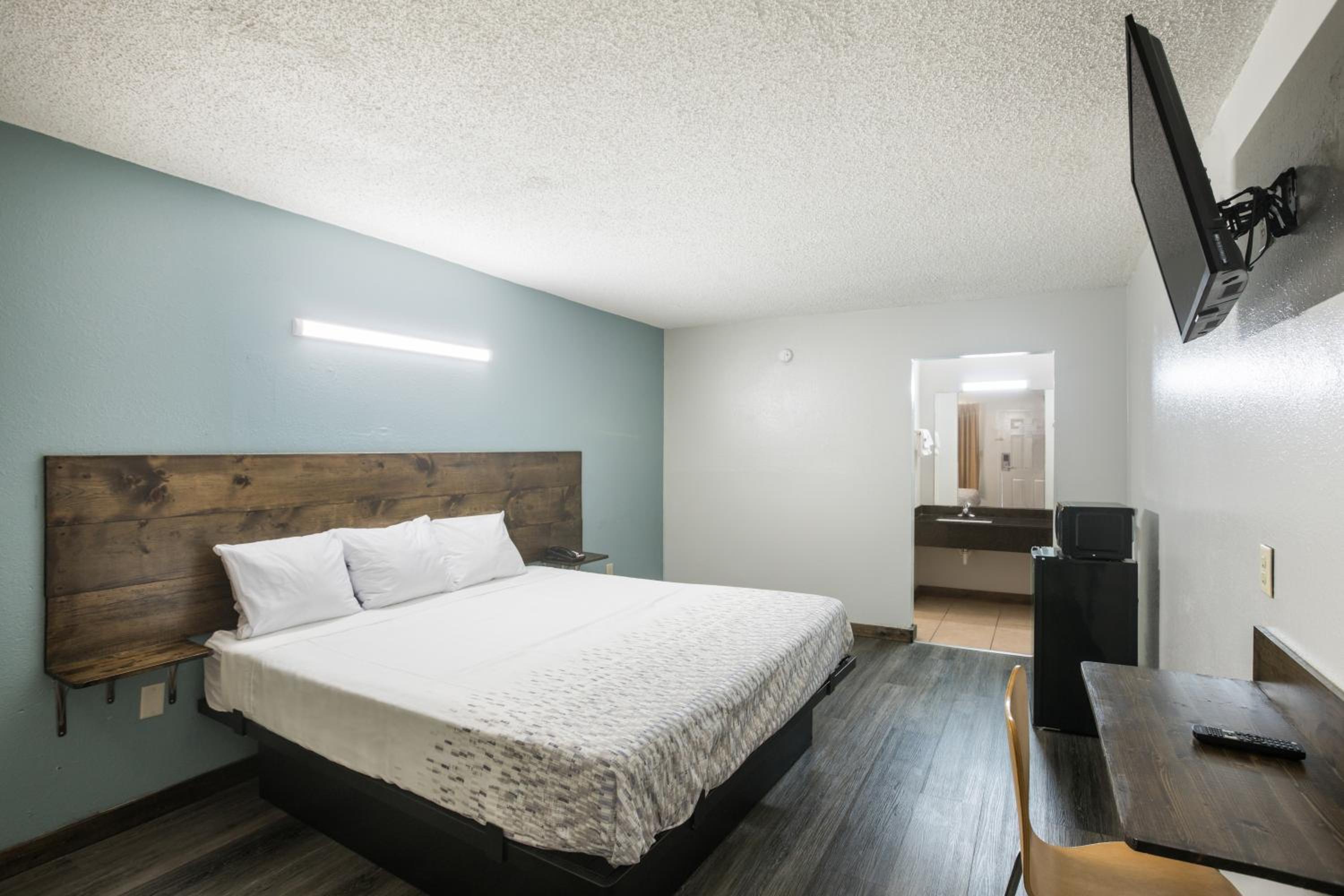 1 King Bed Non Smoking - Photo 1