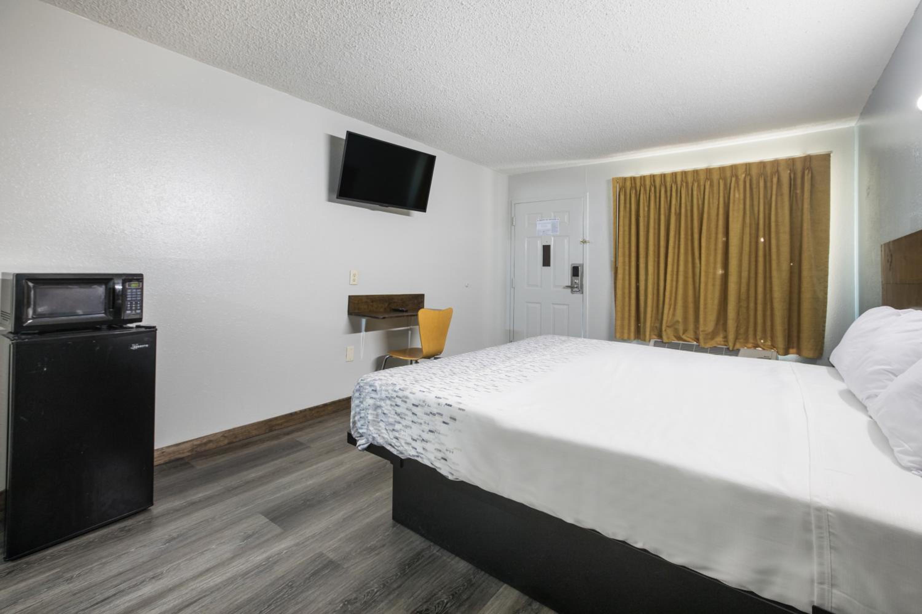 1 King Bed Non Smoking - Photo 3