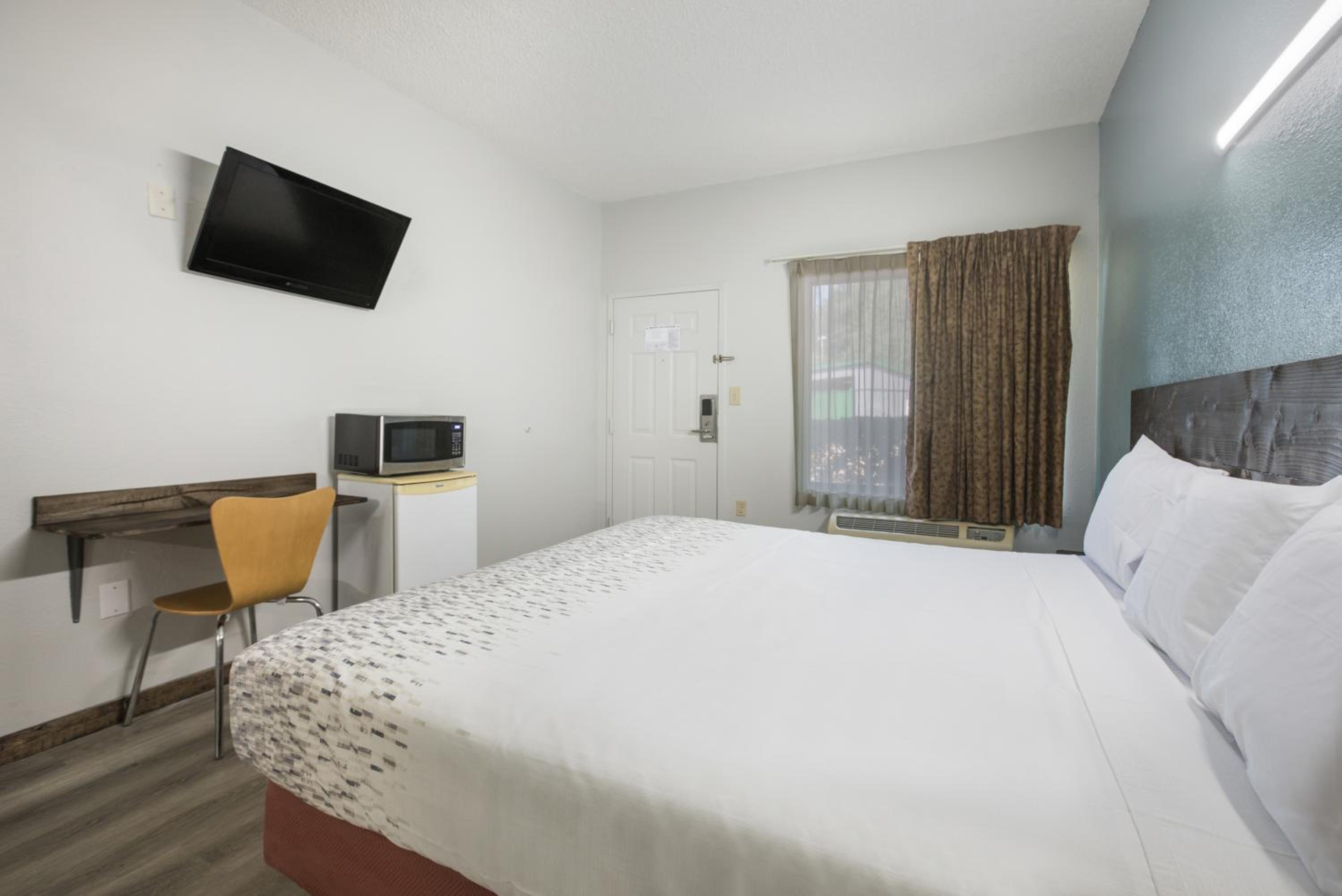 1 King Bed Accessible Non-Smoking - Photo 5