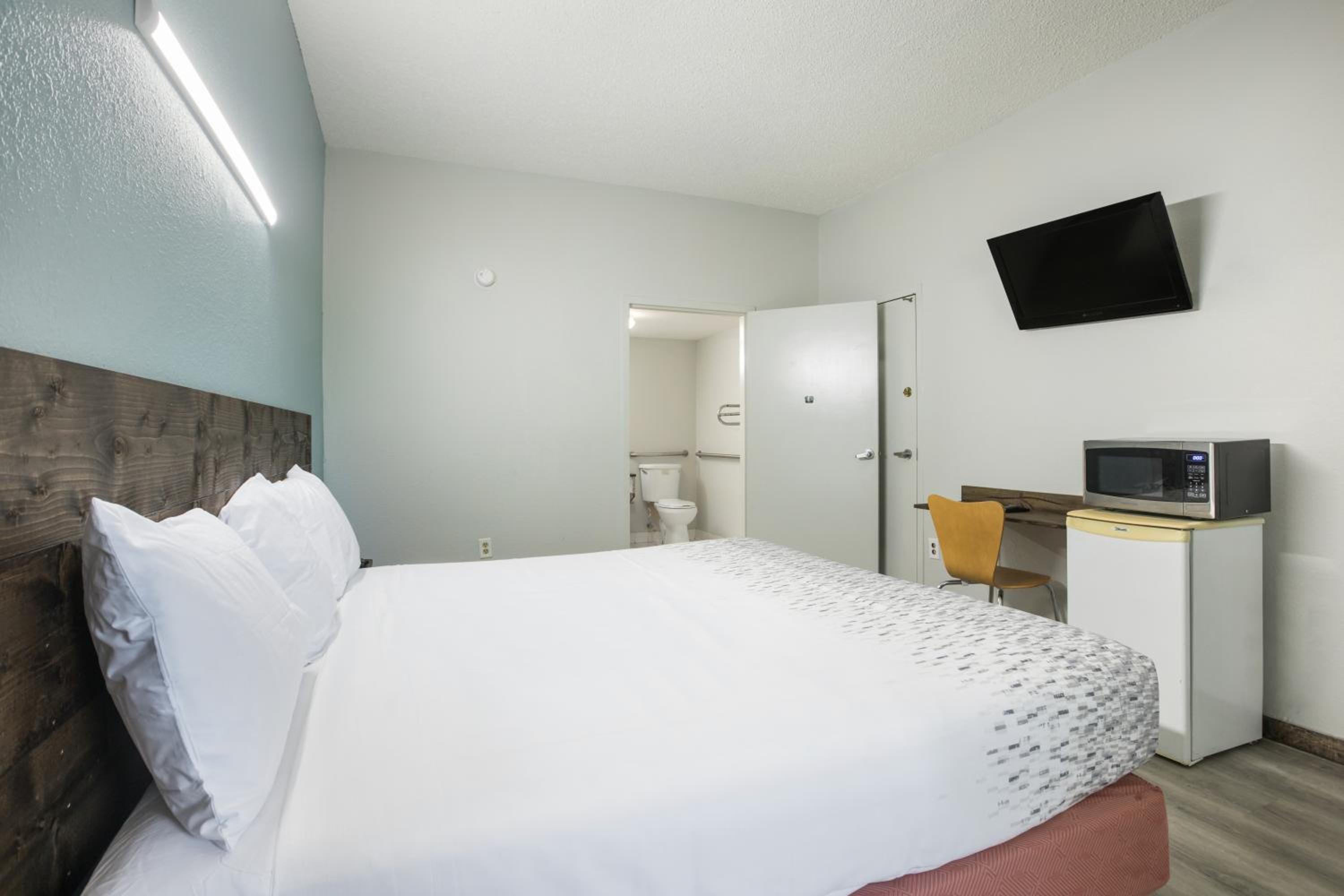 1 King Bed Accessible Non-Smoking - Photo 2