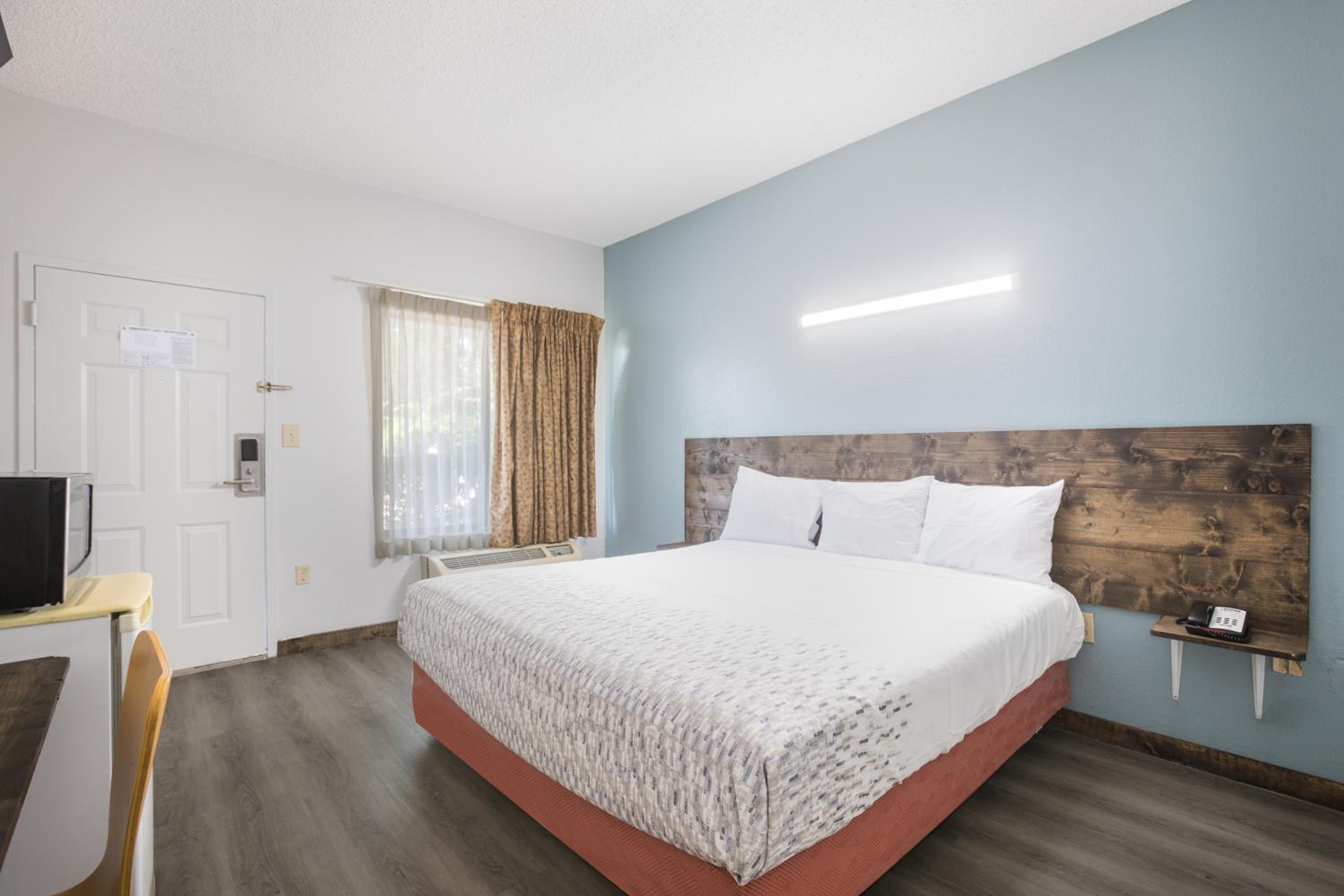 1 King Bed Accessible Non-Smoking - Photo 1
