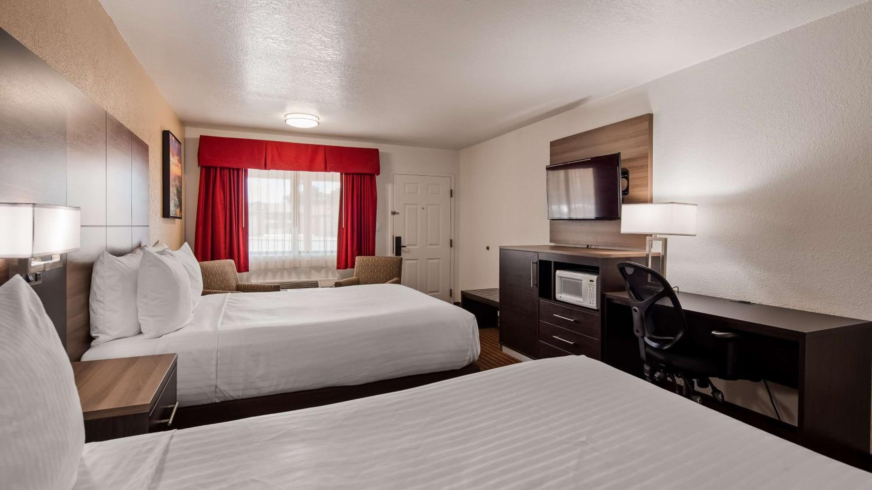 Queen Room with Two Queen Beds photo 2