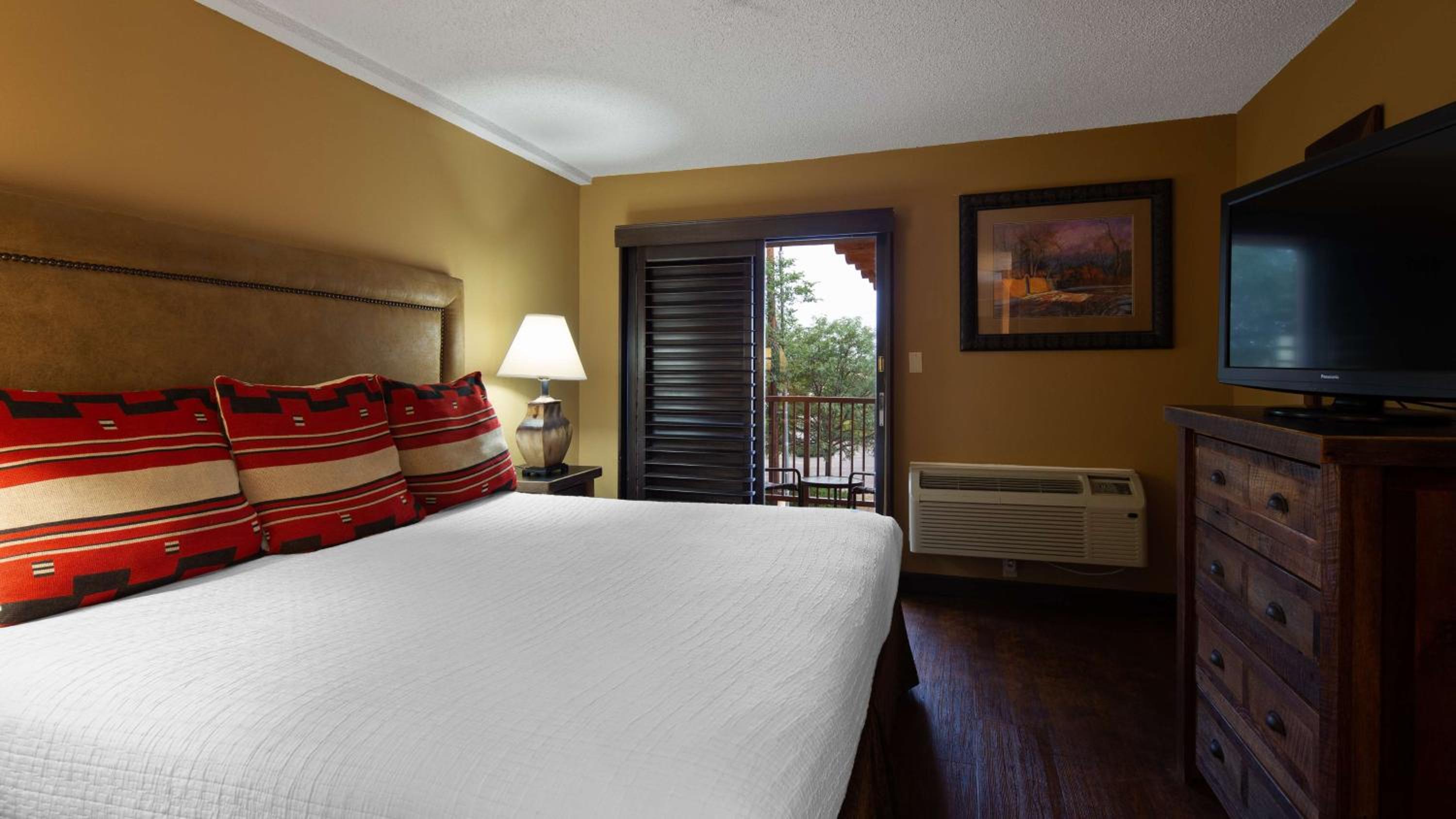 King Suite - Non-Smoking - Photo 6