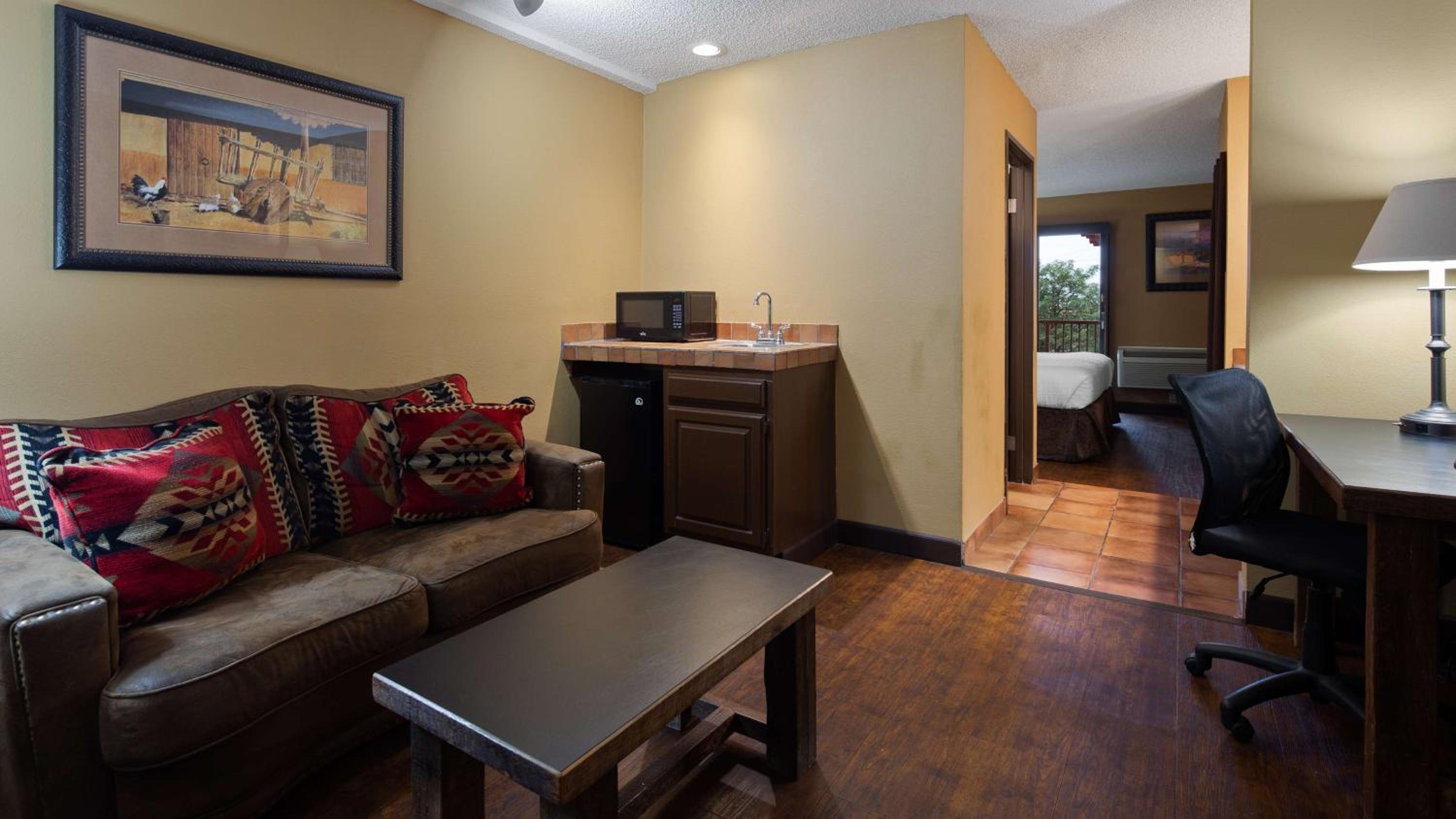 King Suite - Non-Smoking - Photo 5