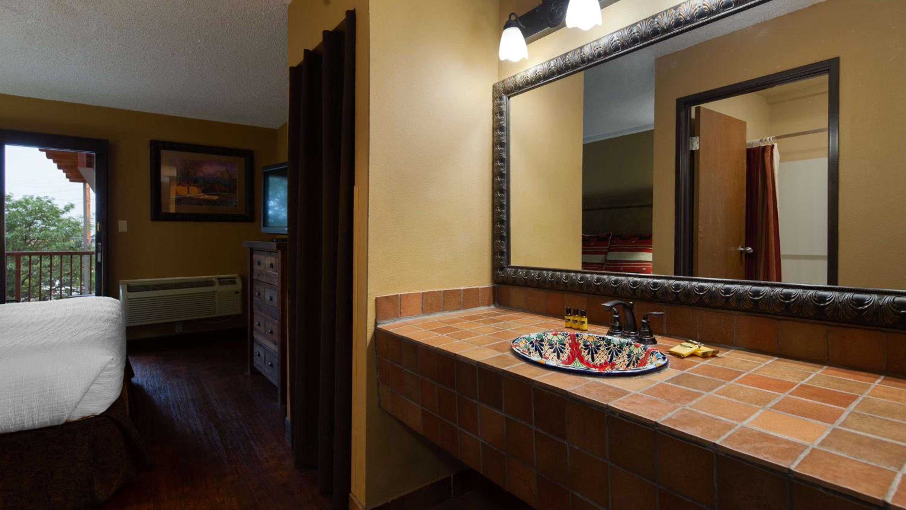 King Suite - Non-Smoking - Photo 2