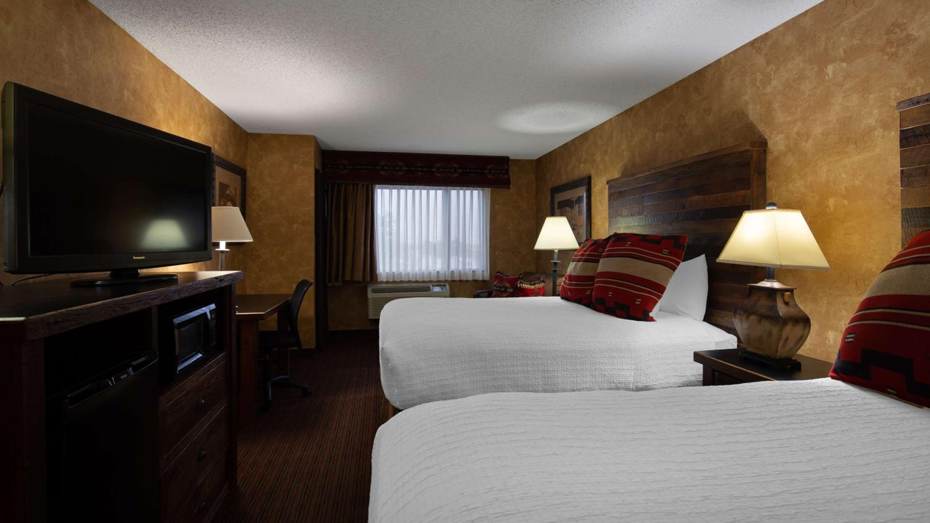 Queen Room with Two Queen Beds - Photo 2