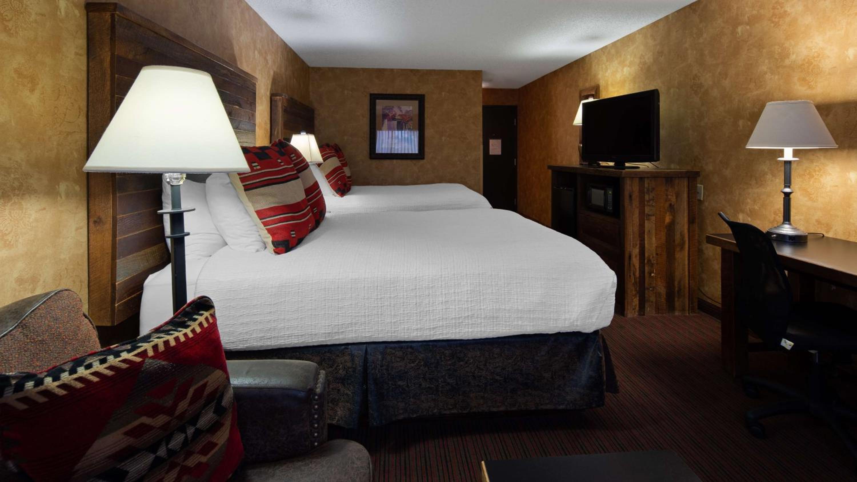 Queen Room with Two Queen Beds - Photo 5