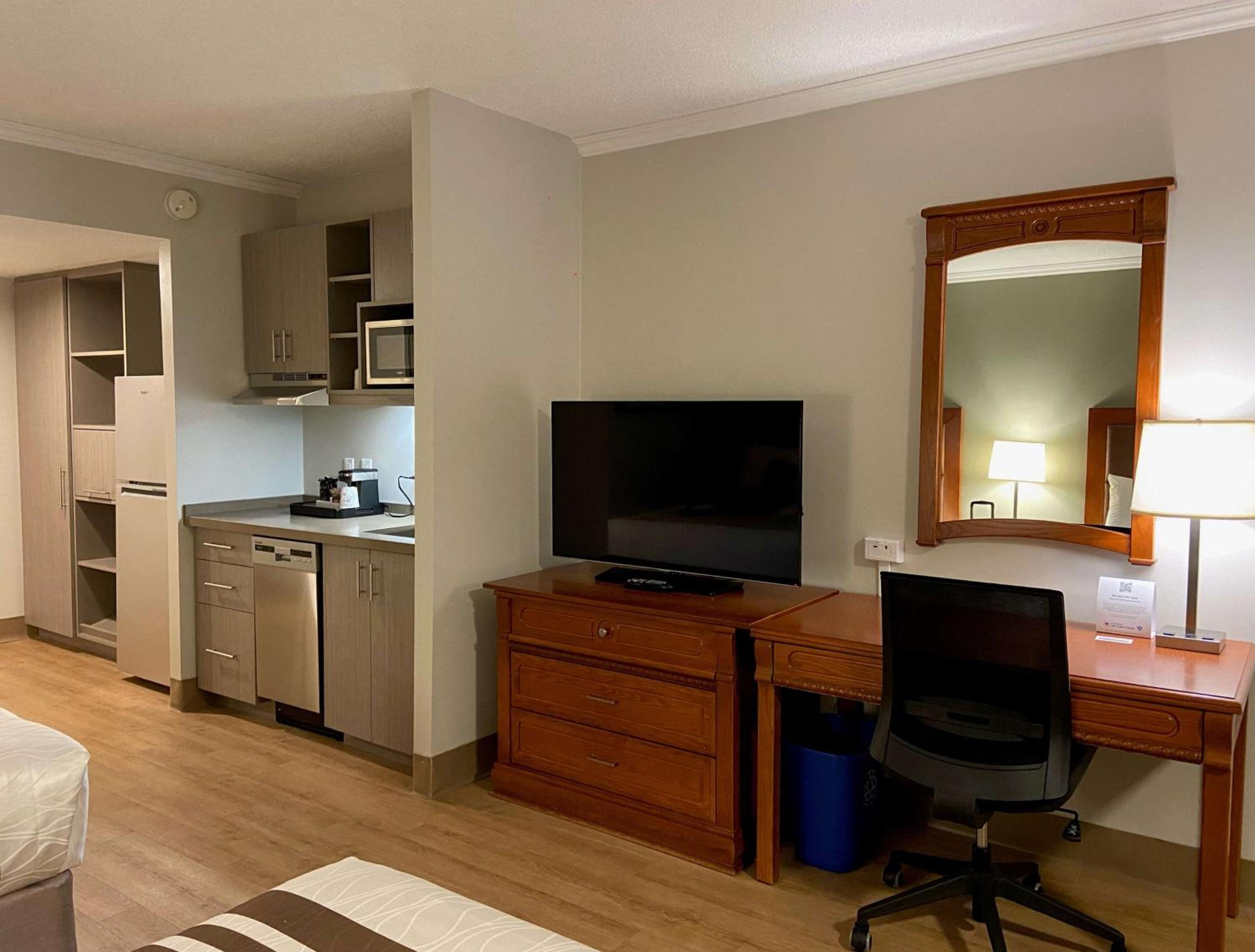 Queen Room With Kitchenette - Non-Smoking