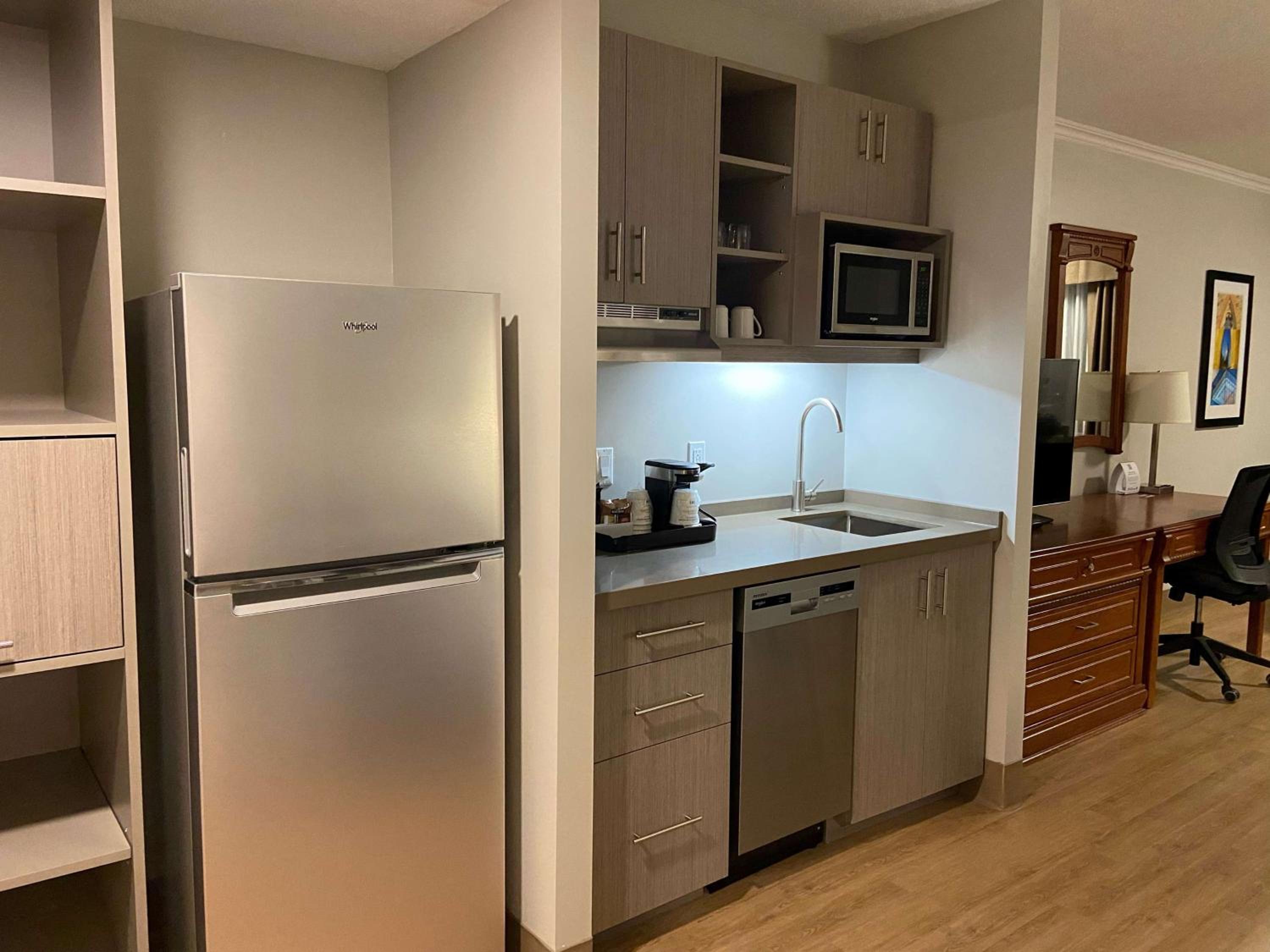 Queen Room With Kitchenette - Non-Smoking
