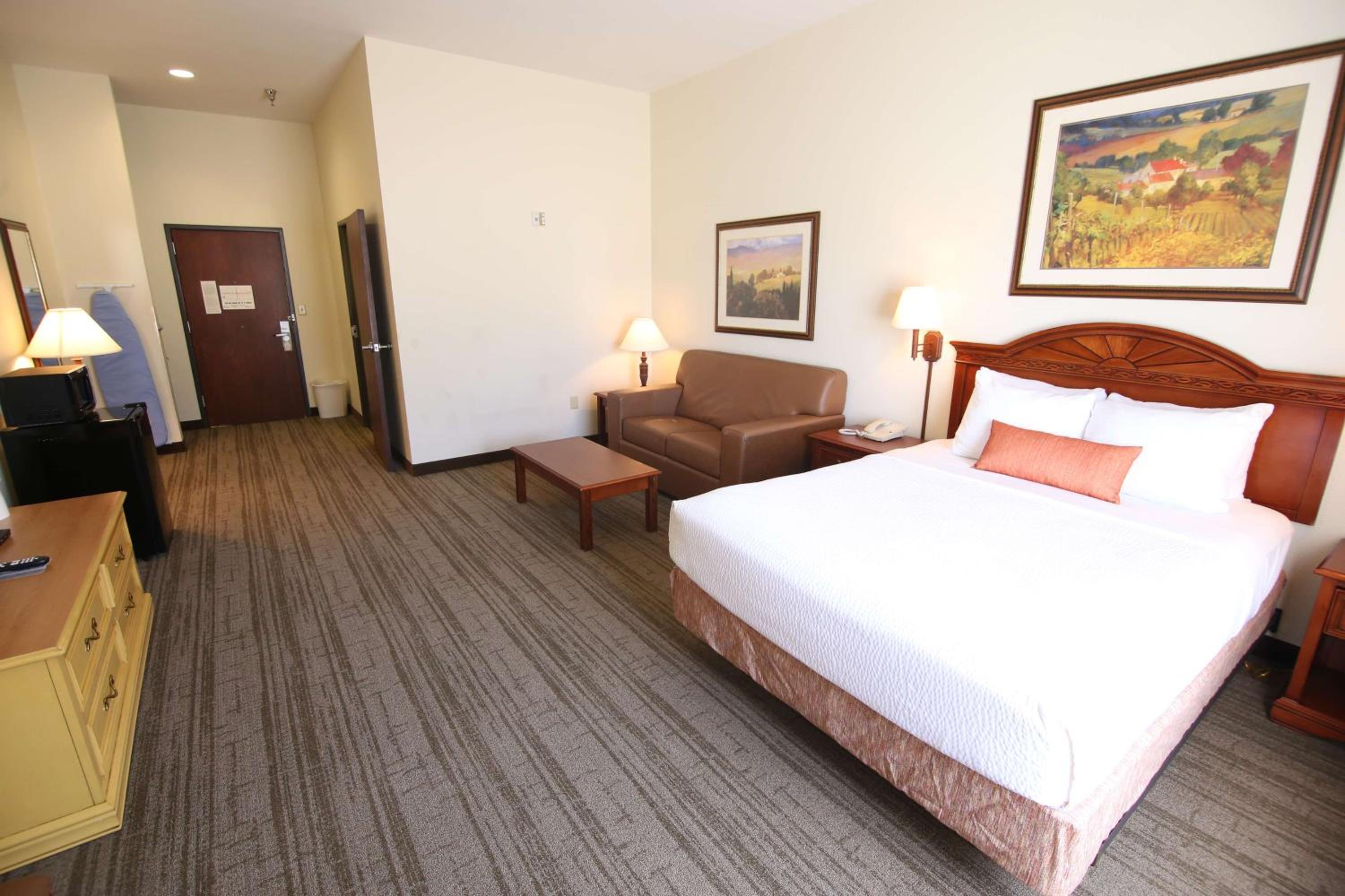 Queen Room with Roll-In Shower - Mobility Access - Photo 1