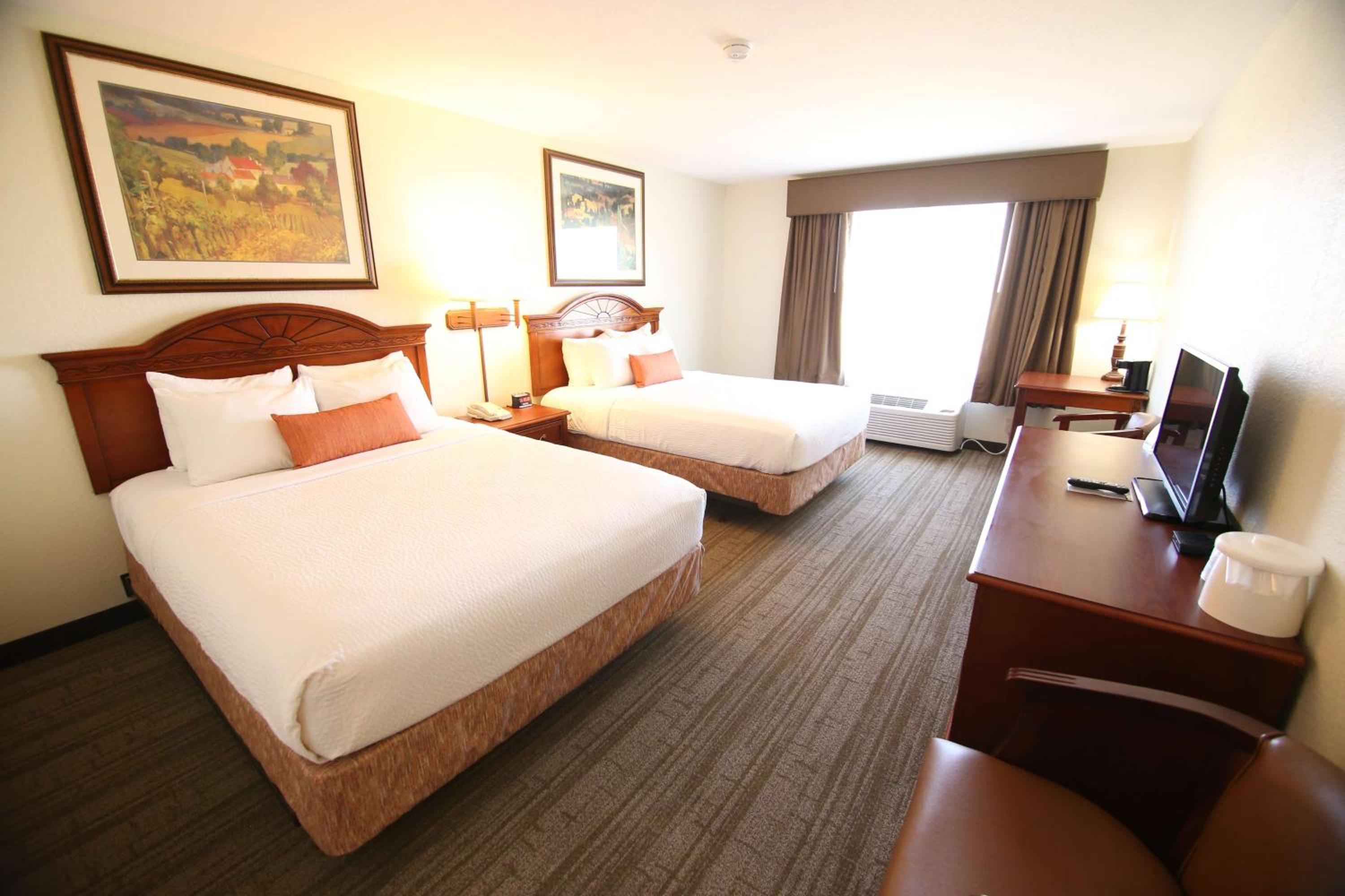 Queen Room with Two Queen Beds - Photo 2
