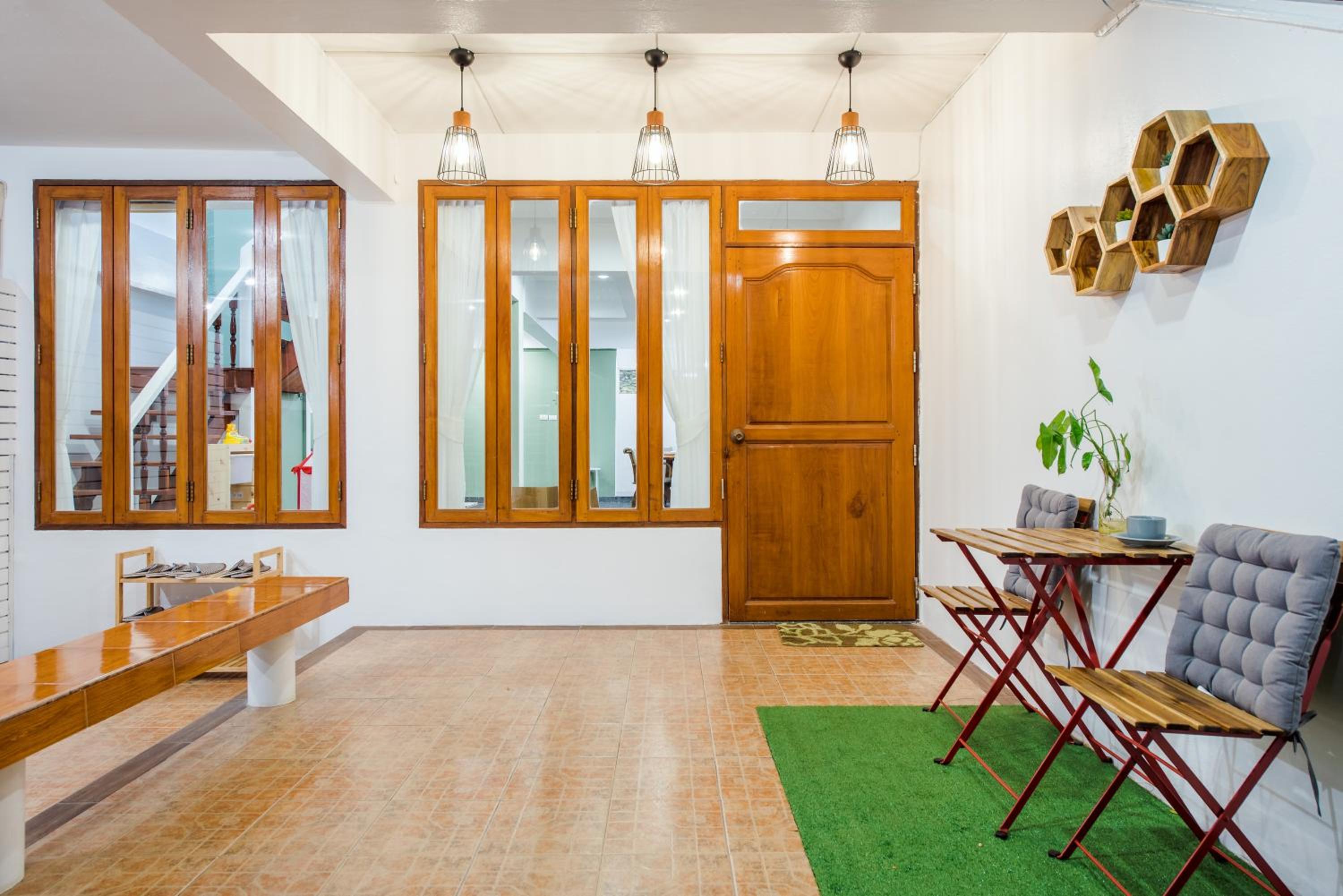 Three-Bedroom House - Photo 4