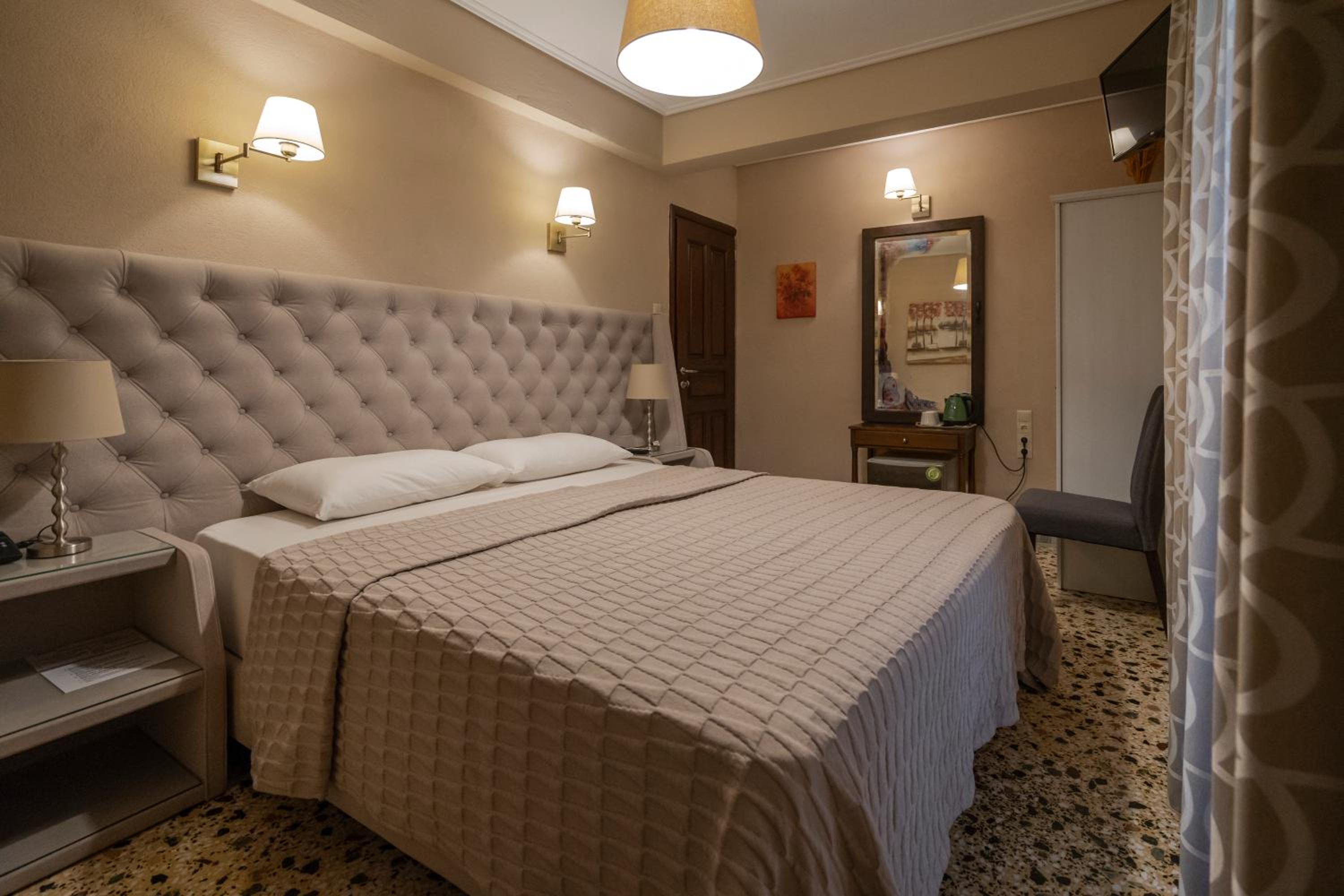 Double Room with Meteora View - Photo 4