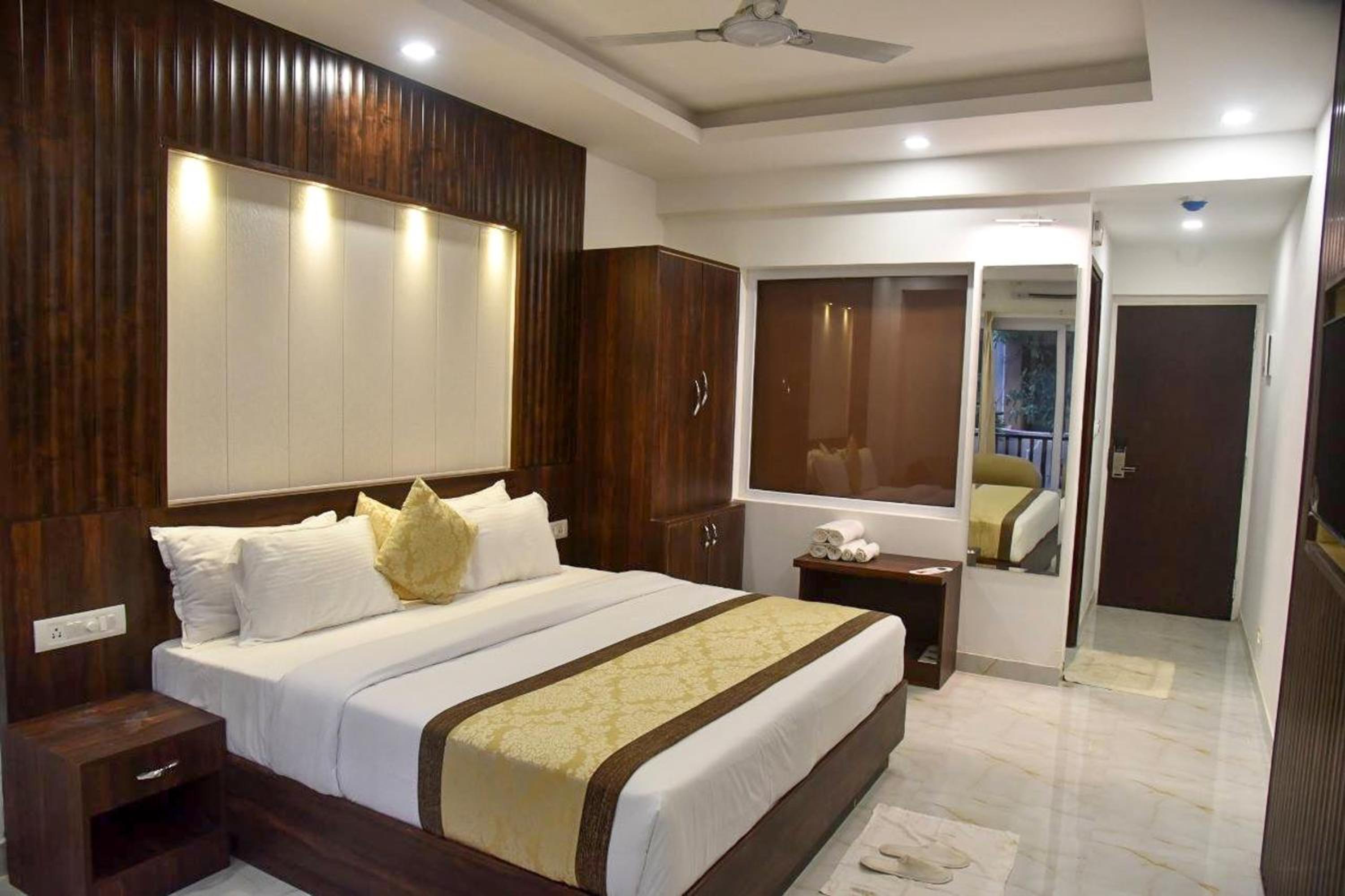 Super Deluxe Double Room with Balcony photo 3