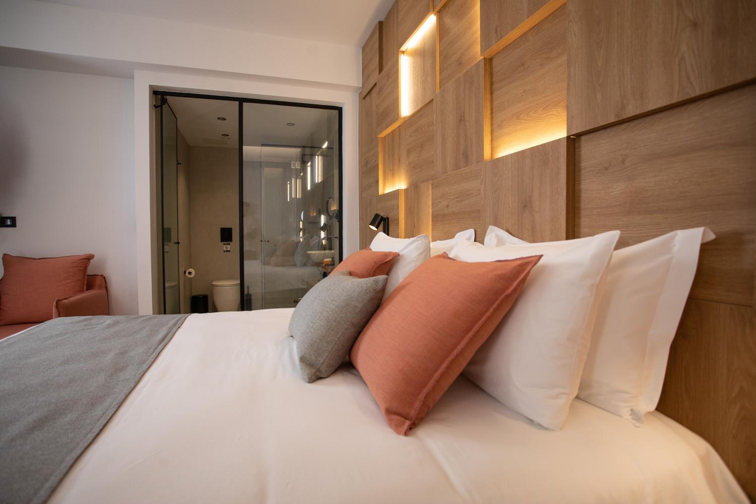 Standard Room with Balcony - Photo 4