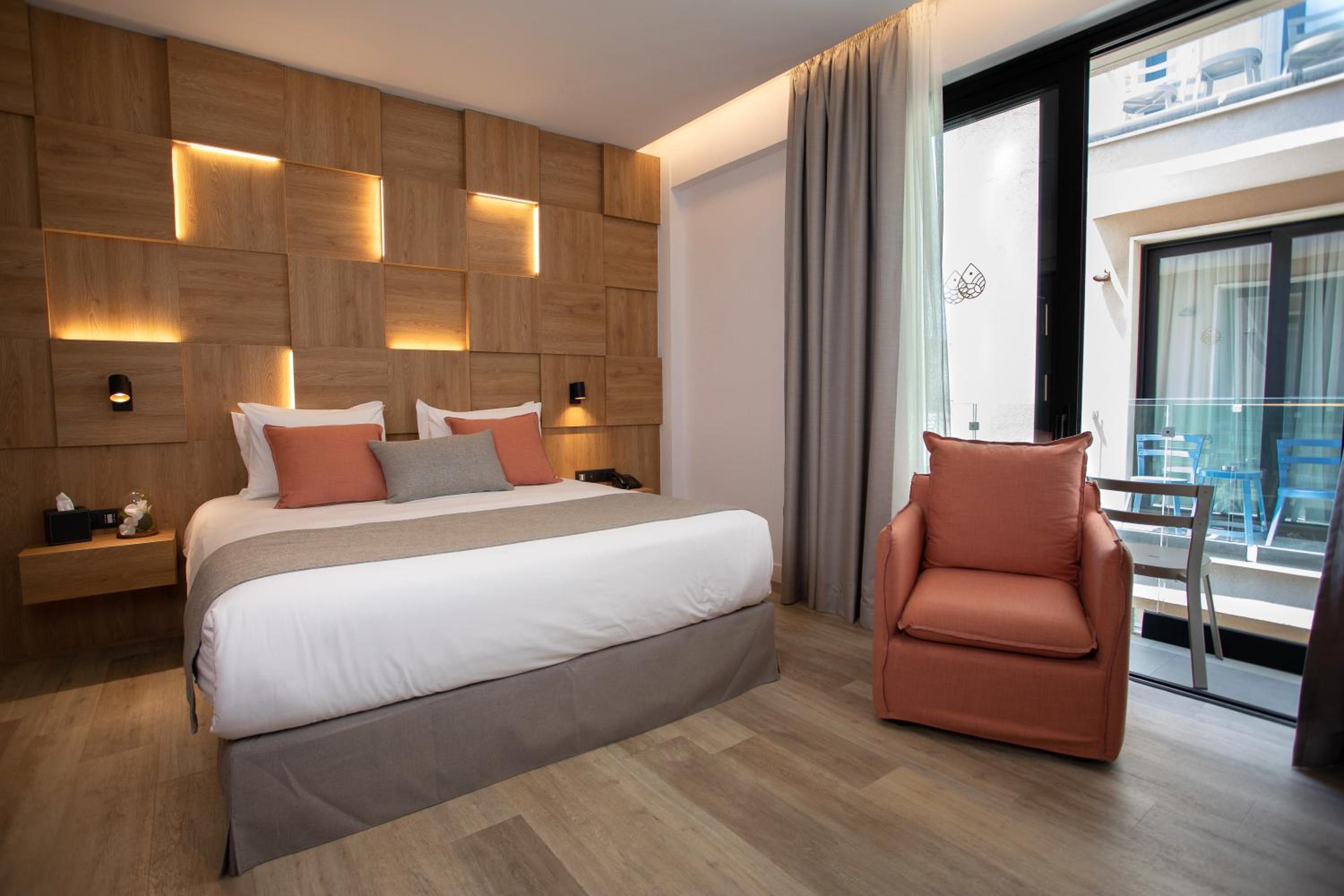 Standard Room with Balcony - Photo 5