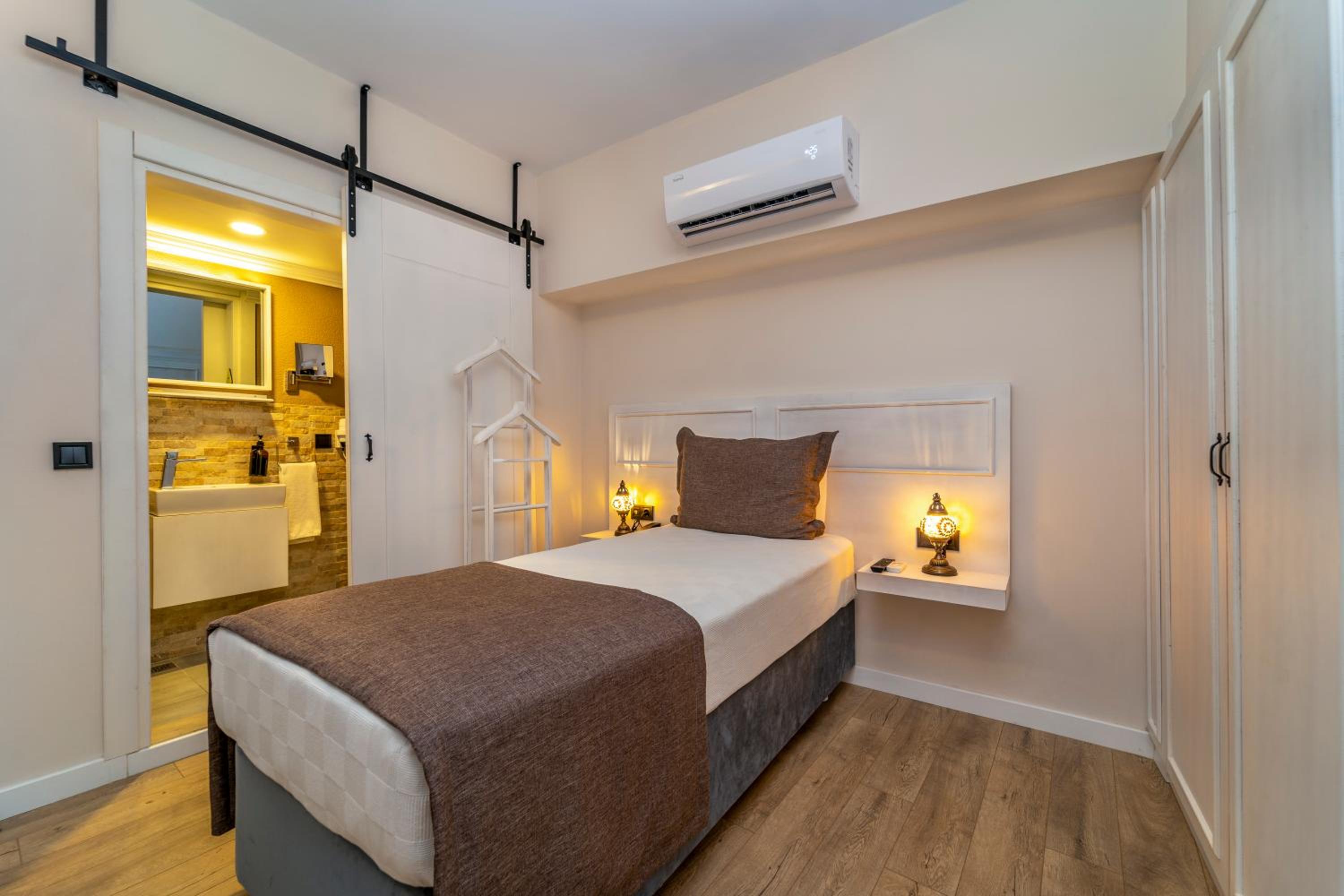 Small Double Room - Photo 1