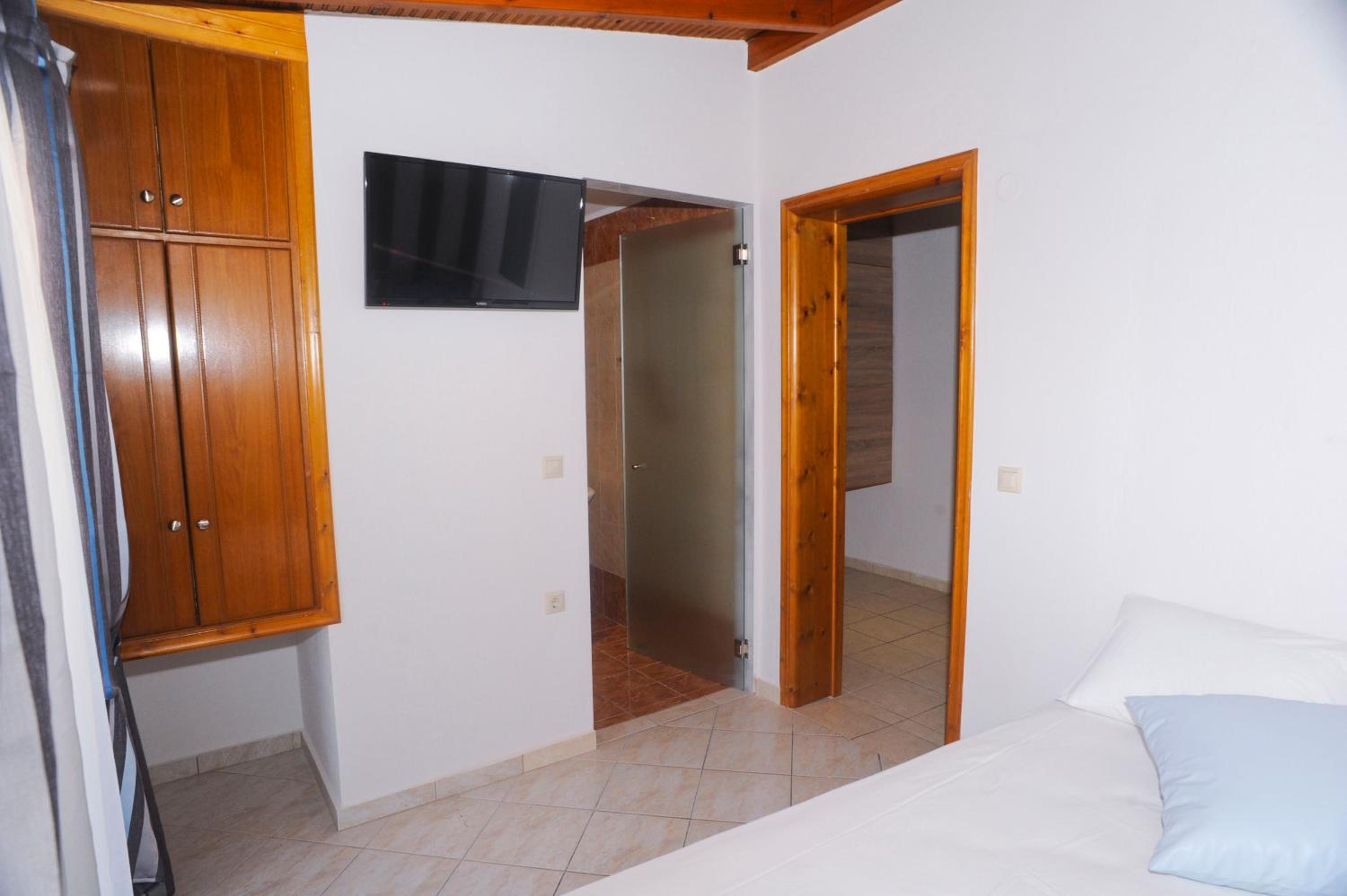 Family Two-Bedroom Apartment - Photo 3