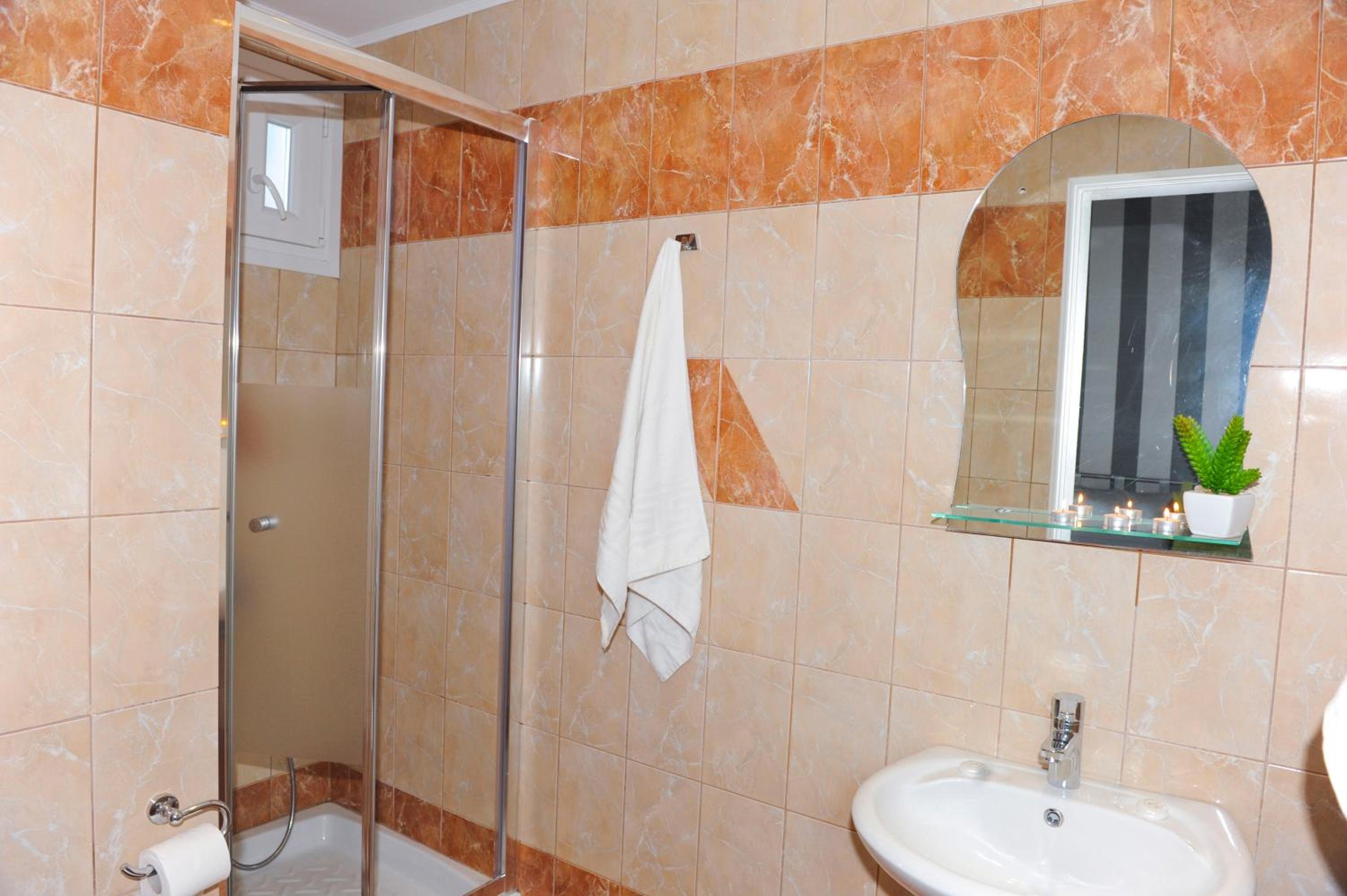 Family Two-Bedroom Apartment - Photo 4