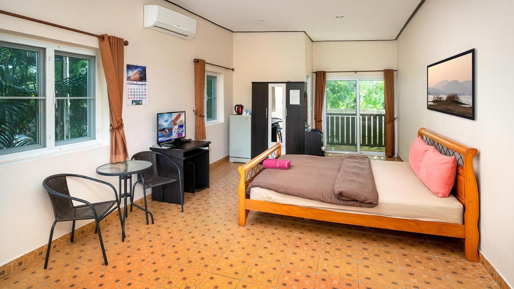 Large Twin Room - Photo 2