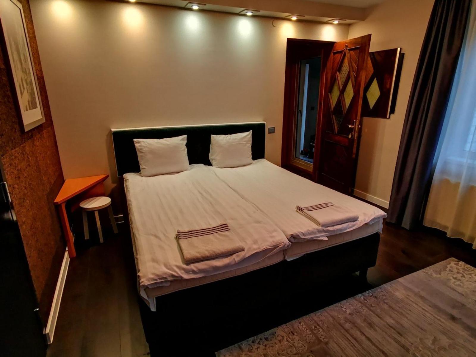 Family Room with Private Bathroom - Photo 3