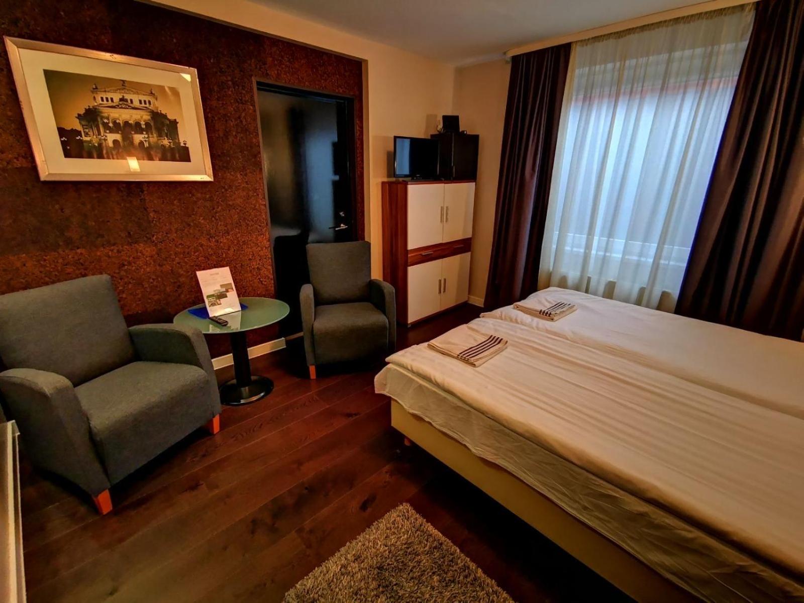 Family Room with Private Bathroom - Photo 10