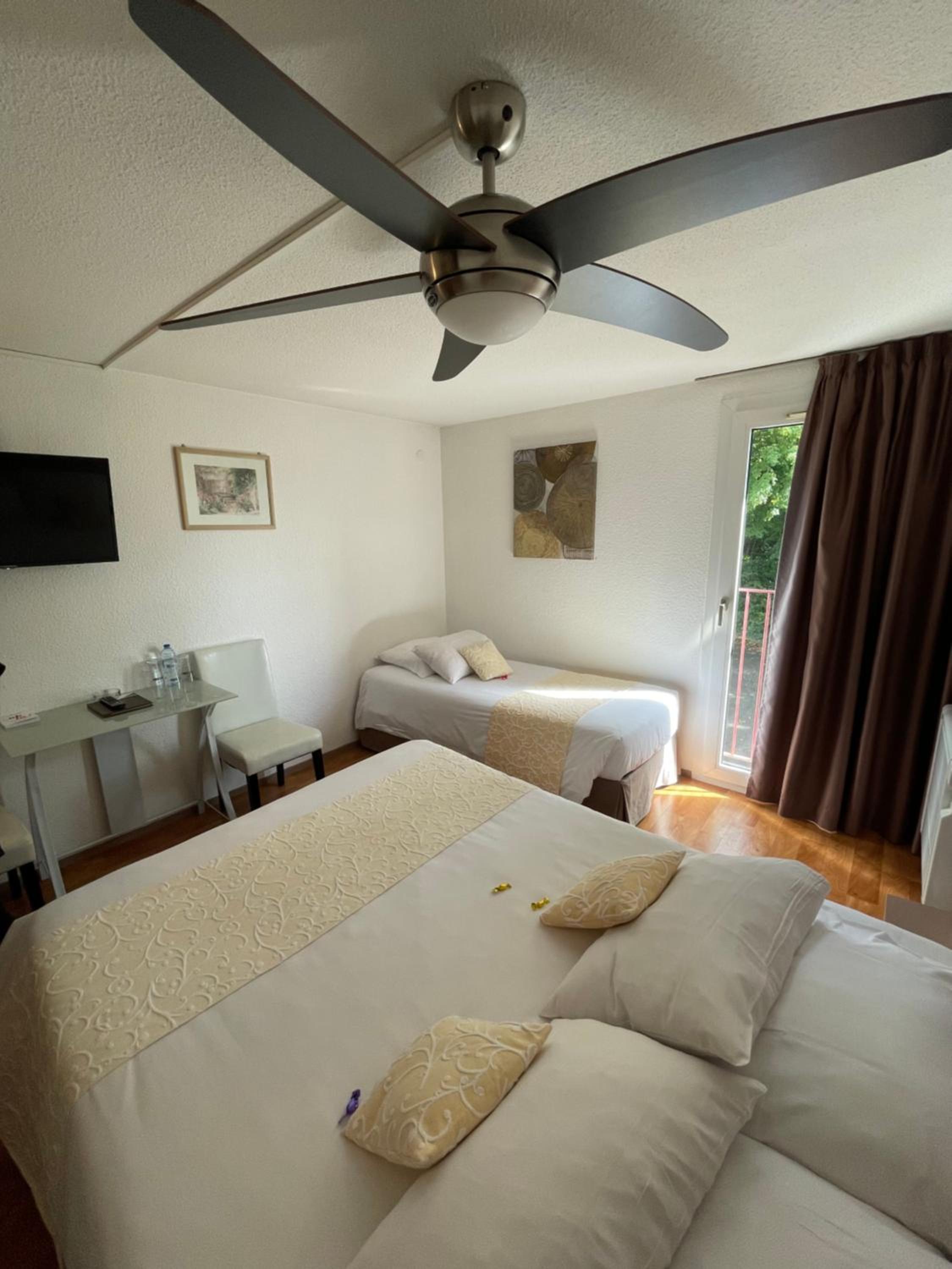 Triple Room (1 Double Bed + 1 Single Bed) photo 2