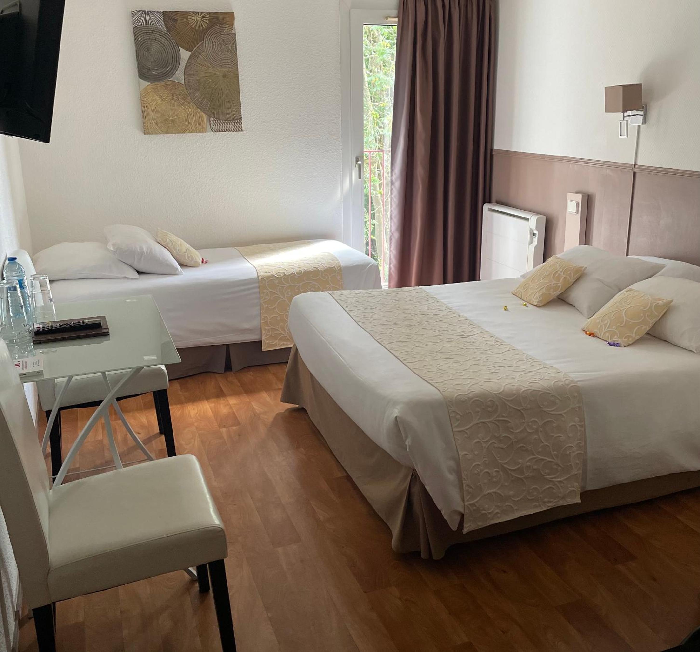 Triple Room (1 Double Bed + 1 Single Bed) photo 3