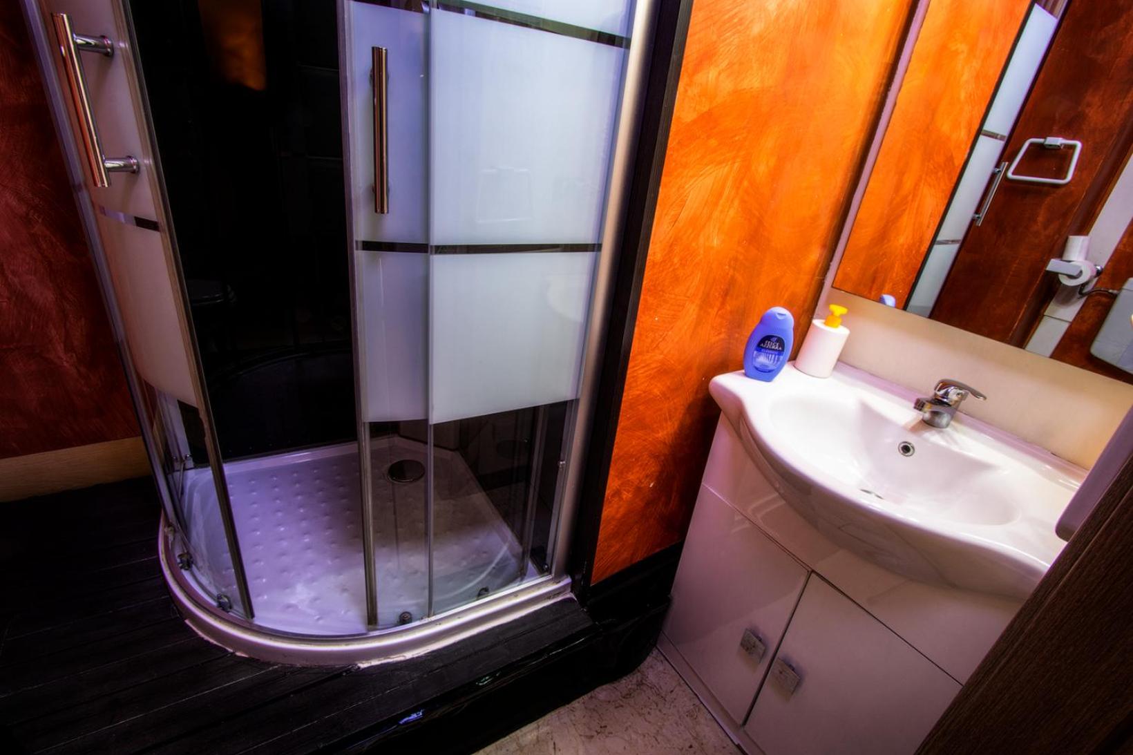 Double Room with Private Bathroom - Photo 3