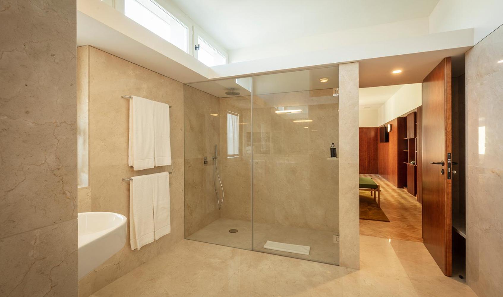 Deluxe Family Suite - Photo 3
