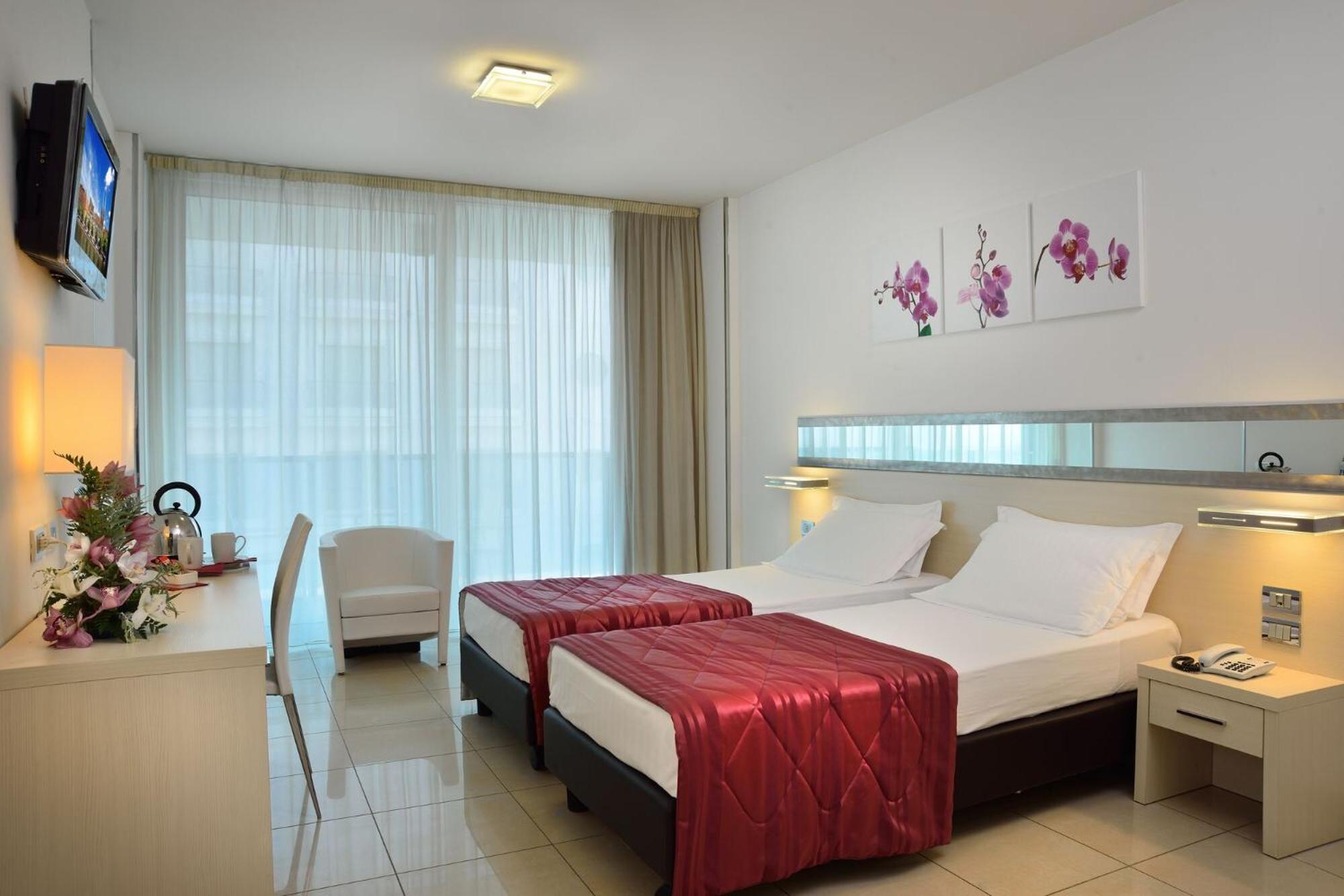 Classic Twin Room with Balcony with side sea view - Photo 1
