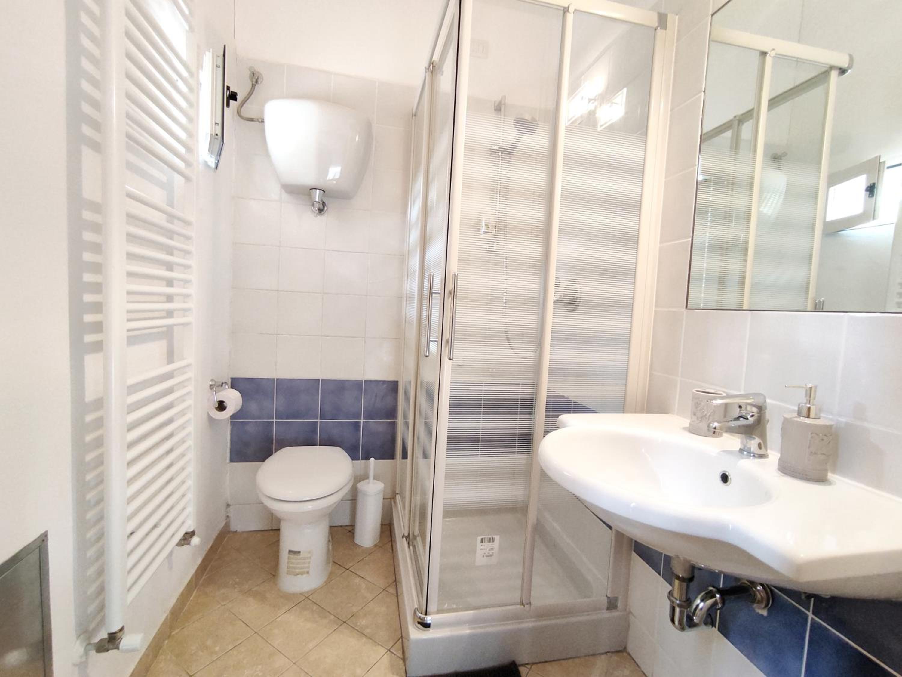 Deluxe Double Room (2 Adults + 1 Child) - Photo 11