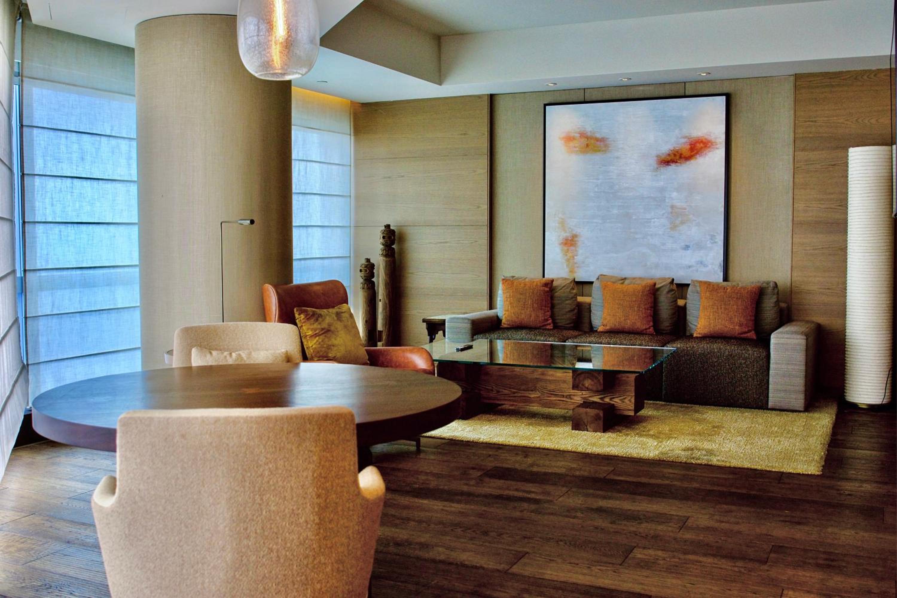 Deluxe Suite, City View